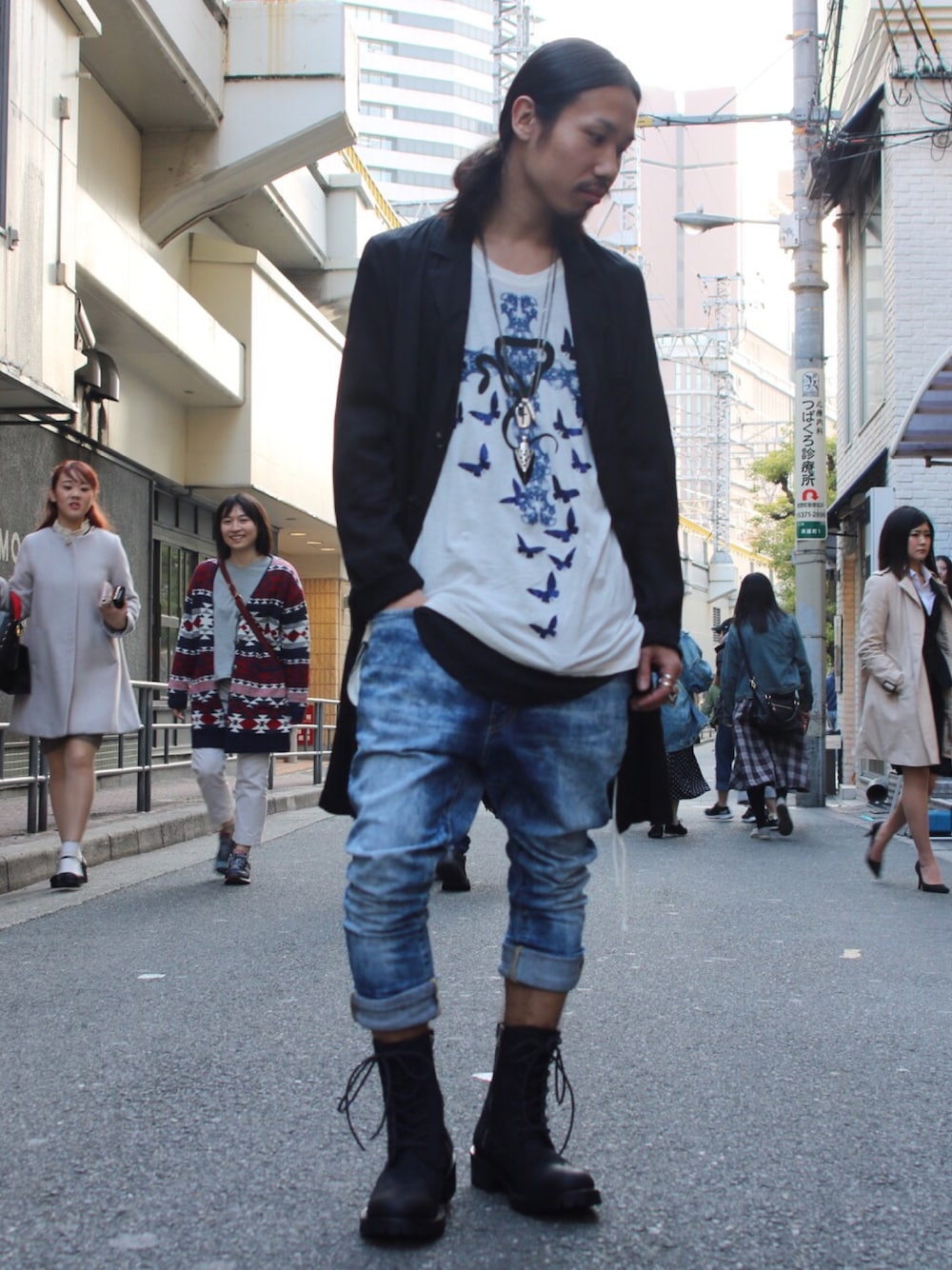 「KMRii、gunda、ISAMU KATAYAMA BACKLASH、backlash、ROYAL FLASH、royalflash梅田、ROYALFLASH、コート、ブラック、デニムパンツ」｜「KMRiiのKMRii/ケムリ/MultiplePktLngCO/RFM（ジャケット/アウター、ブラック系）」を使った、AOKIFLASH‼︎!さん（メンズ・166cm）の春コーディネートの1枚目の写真