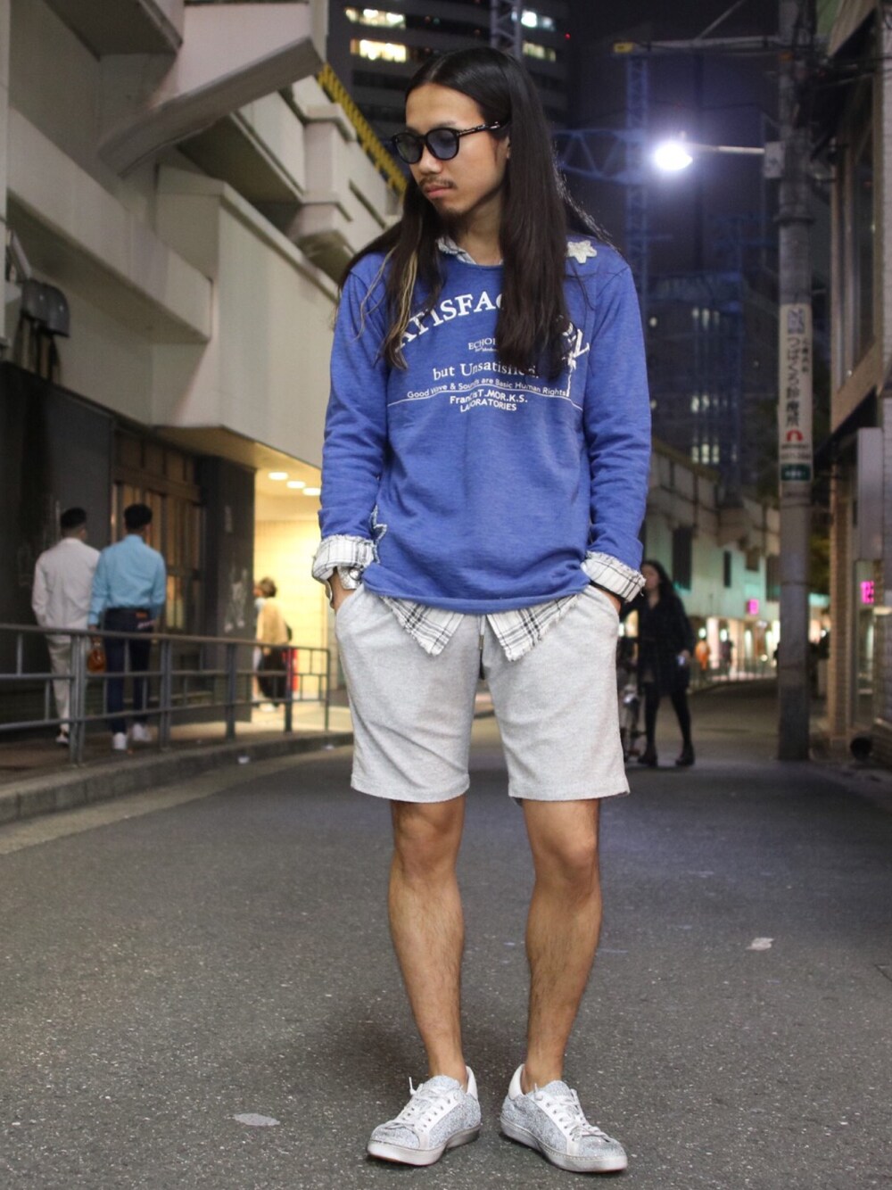 「FranCisT_MOR.K.S.、1piu1uguale3 relax、2STAR、ROYALFLASH、royalflash梅田、ROYAL FLASH、春コーデ、休日スタイル、ショートパンツ」｜「FranCisT_MOR.K.S.のFranCisT_MOR.K.S./フランシストモークス/SATISFACTION SWEAT LS（Tシャツ/カットソー、ブルー系）」を使った、AOKIFLASH‼︎!さん（メンズ・166cm）の春コーディネートの1枚目の写真