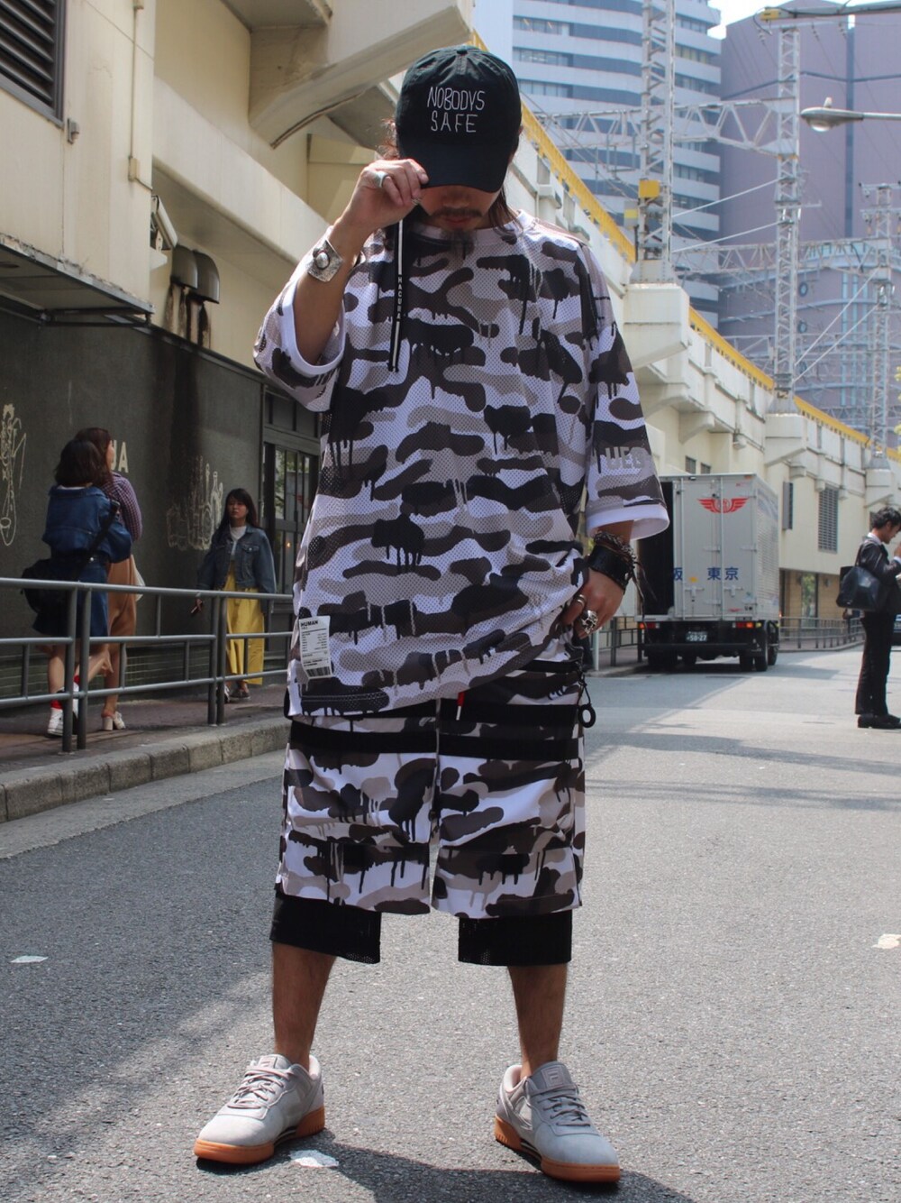 「Liam Hodges、ueg、haculla.、ROYALFLASH、royalflash梅田、ROYAL FLASH、春コーデ、ストリート、スポーツミックス、ゆるコーデ」｜「UEGのアイテム（Tシャツ/カットソー、ホワイト系）」を使った、AOKIFLASH‼︎!さん（メンズ・166cm）の春コーディネートの1枚目の写真