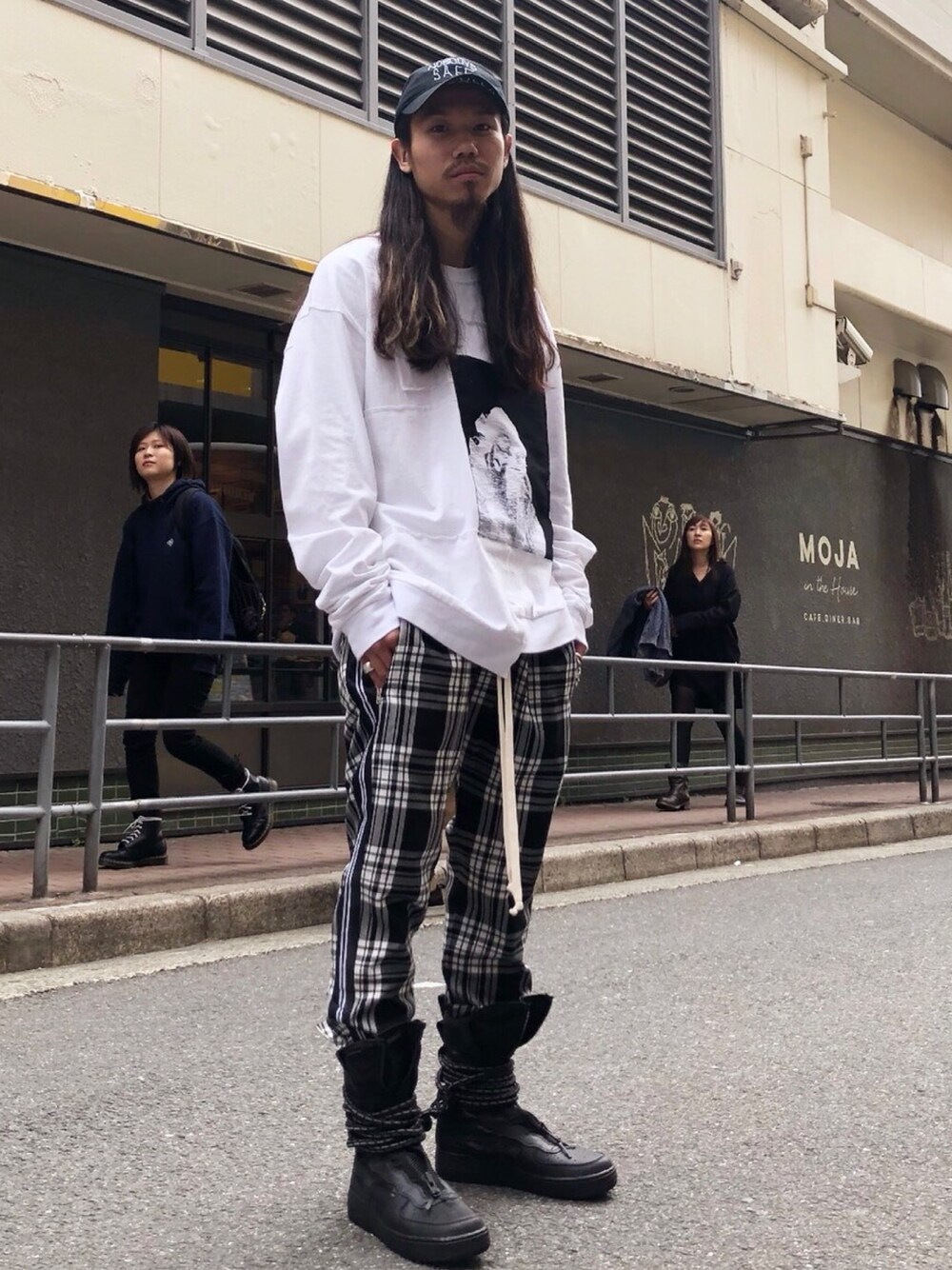 「HELIOT EMIL、REPRESENT、NIKE、haculla.、ROYALFLASH、royalflash梅田、ROYAL FLASH、ストリート、春コーデ」｜「HELIOT EMILのアイテム（Tシャツ/カットソー、ホワイト系）」を使った、AOKIFLASH‼︎!さん（メンズ・166cm）の春コーディネートの1枚目の写真
