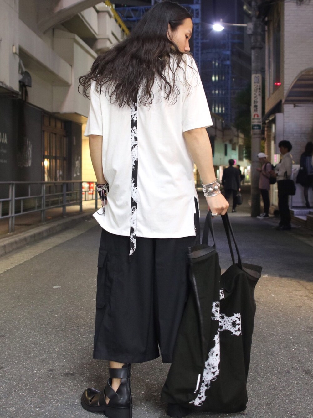 「KMRii、FR(13)NDS、ビッグトート、ハカマパンツ、ビッグシルエット、ROYALFLASH、royalflash梅田、ROYAL FLASH」｜「KMRiiのKMRii/ケムリ/BACK STITCH CUT/SS TEE（Tシャツ/カットソー、ホワイト系）」を使った、AOKIFLASH‼︎!さん（メンズ・166cm）の春コーディネートの1枚目の写真