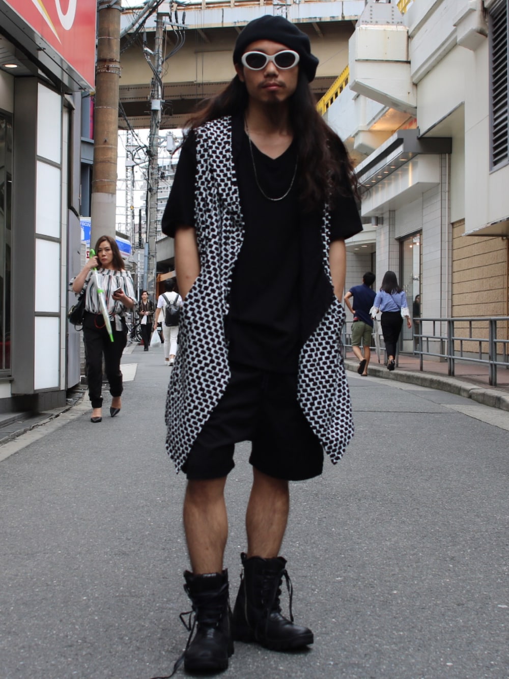 「夏コーデ、ブラックコーデ、KMRii、L.G.B.、ハーフパンツ、ベレー帽、ootd、ROYAL FLASH、今日のコーデ」｜「KMRiiのKMRii/ケムリ/BACK STITCH CUT/SS TEE（Tシャツ/カットソー、ブラック系）」を使った、AOKIFLASH‼︎!さん（メンズ・166cm）の夏コーディネートの1枚目の写真