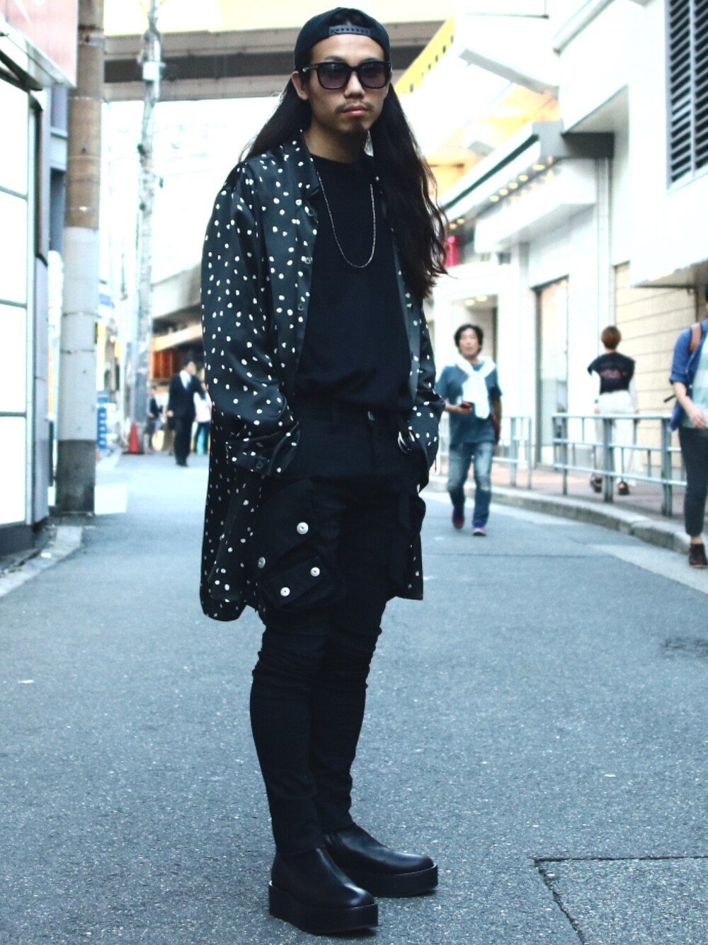 「Ann Demeulemeester、SEIGEKI、オーバーサイズ、オーバーサイズシャツ、カジュアルコーデ、ブラック、スキニー、カーゴパンツ、シンプル、ブラックコーデ」｜「SEIGEKIの【別注】SEIGEKI/青激/ カーゴパンツ（その他パンツ、ブラック系）」を使った、AOKIFLASH‼︎!さん（メンズ・166cm）の夏コーディネートの1枚目の写真