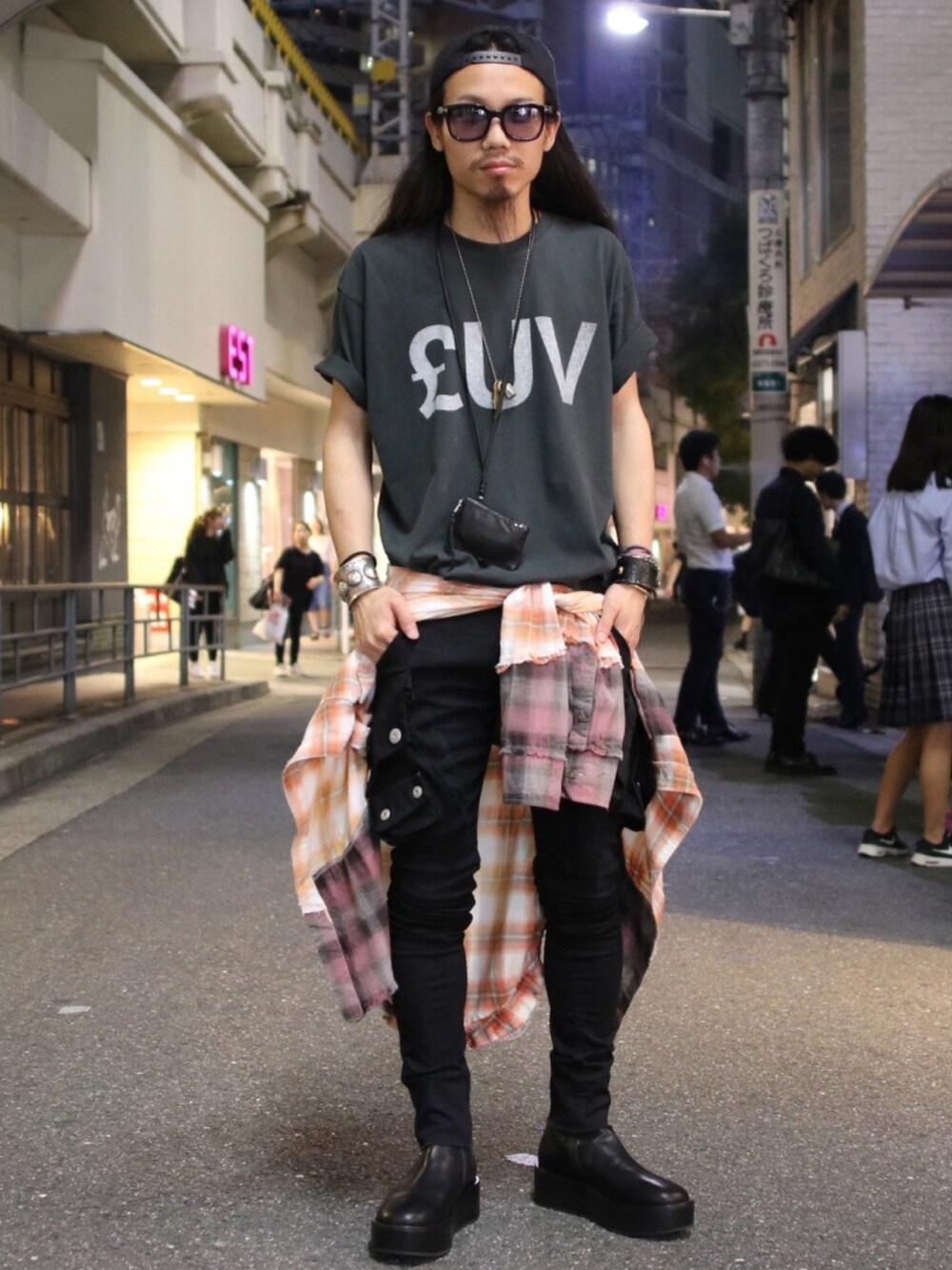 「luv、SEIGEKI、KMRii、14th Addiction、カジュアルコーデ、大人カジュアル、カーゴパンツ、スキニーパンツ、黒Tシャツ、ビッグシルエット」｜「luvのアイテム（Tシャツ/カットソー、ブラック系）」を使った、AOKIFLASH‼︎!さん（メンズ・166cm）の夏コーディネートの1枚目の写真