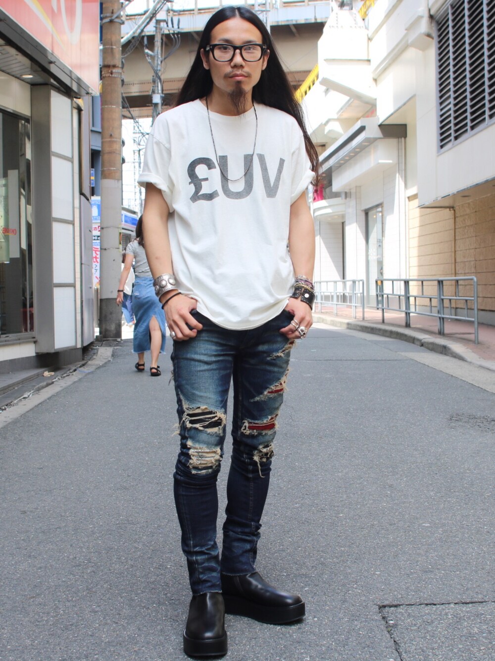 「luv、FAGASSENT、Ann Demeulemeester、ROYAL FLASH、スキニーデニム、ダメージデニムパンツ、夏コーデ、シンプルコーデ、カジュアルコーデ、ブーツ」｜「luvのアイテム（Tシャツ/カットソー、ホワイト系）」を使った、AOKIFLASH‼︎!さん（メンズ・166cm）の夏コーディネートの1枚目の写真