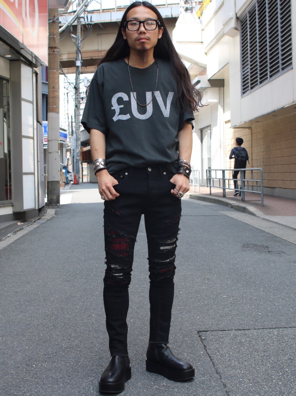 「luv、FAGASSENT、Ann Demeulemeester、ROYAL FLASH、夏コーデ、シンプルコーデ、カジュアルコーデ、ダメージデニムパンツ、スキニーデニム、ブーツ」｜「luvのアイテム（Tシャツ/カットソー、ブラック系）」を使った、AOKIFLASH‼︎!さん（メンズ・166cm）の夏コーディネートの1枚目の写真