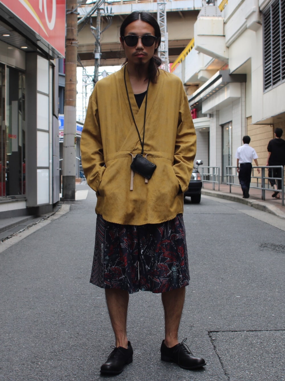 「Azuma.、yoshio kubo、ROYAL FLASH、ISAMU KATAYAMA BACKLASH、着物、柄パンツ、ショーツ、短靴、カジュアルコーデ、ゆるコーデ」｜「KMRiiのKMRii/ケムリ/SheepMultiPouchRFL（パスケース、ブラック系）」を使った、AOKIFLASH‼︎!さん（メンズ・166cm）の夏コーディネートの1枚目の写真