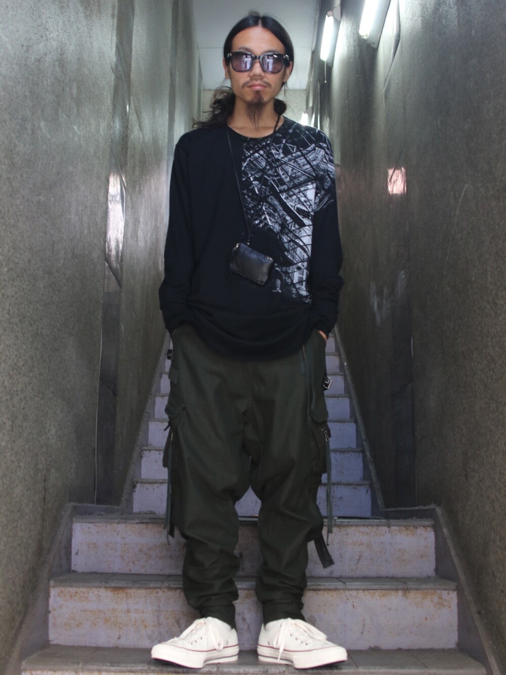 「nude:masahiko maruyama、14th Addiction、ROYAL FLASH、CONVERSE ADDICT、カジュアル、カーゴパンツ、オトナカジュアル、休日スタイル、KMRii、スニーカー」｜「nude:masahiko maruyamaのアイテム（Tシャツ/カットソー、ブラック系）」を使った、AOKIFLASH‼︎!さん（メンズ・166cm）の夏コーディネートの1枚目の写真