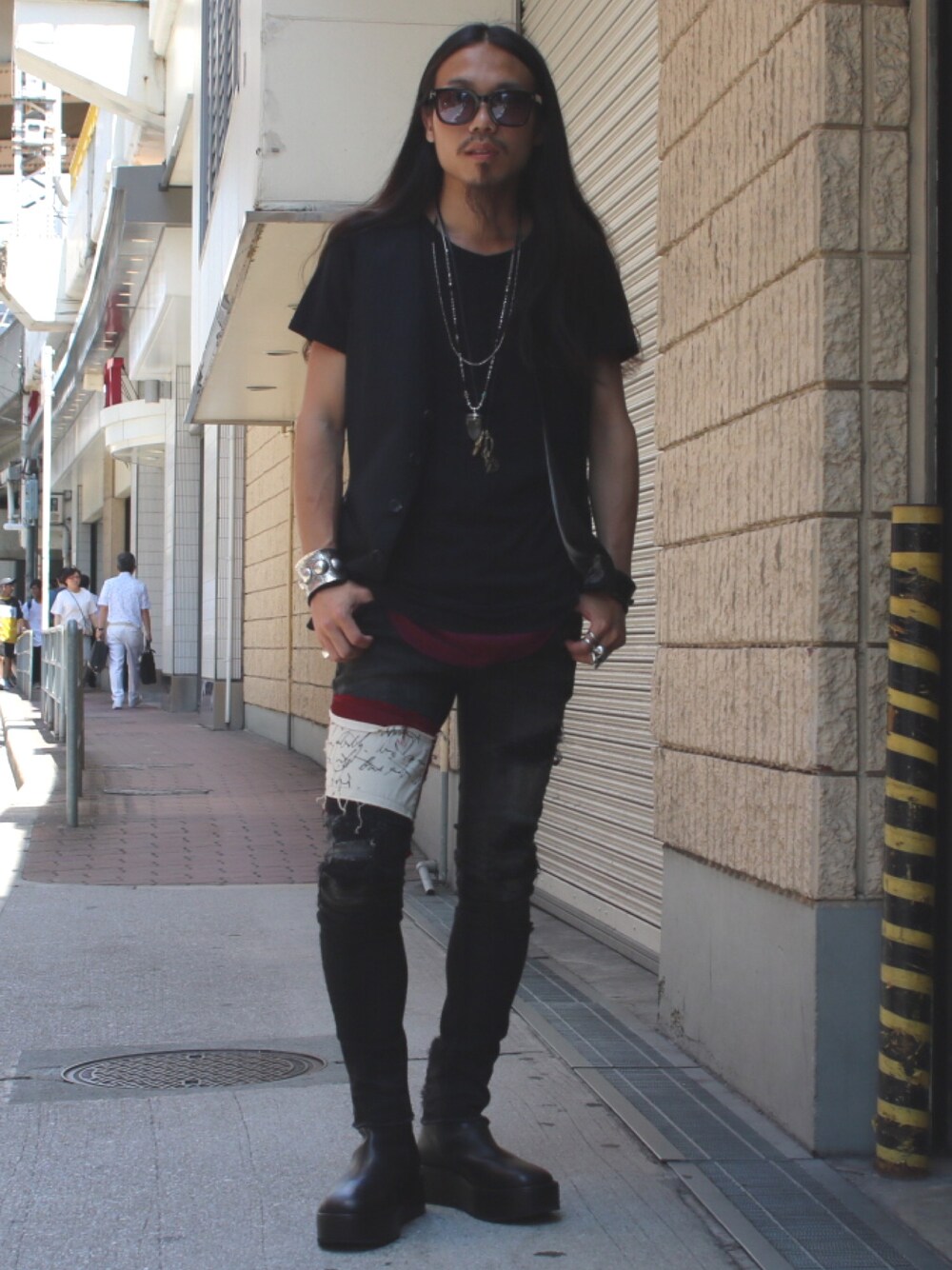 「IF SIX WAS NINE、FAGASSENT、Ann Demeulemeester、黒、今日のコーデ、ROYAL FLASH、ジレ、ダメージデニムパンツ、ブーツ、差し色(赤)」｜「IF SIX WAS NINEのアイテム（ベスト、ブラック系）」を使った、AOKIFLASH‼︎!さん（メンズ・166cm）の夏コーディネートの1枚目の写真