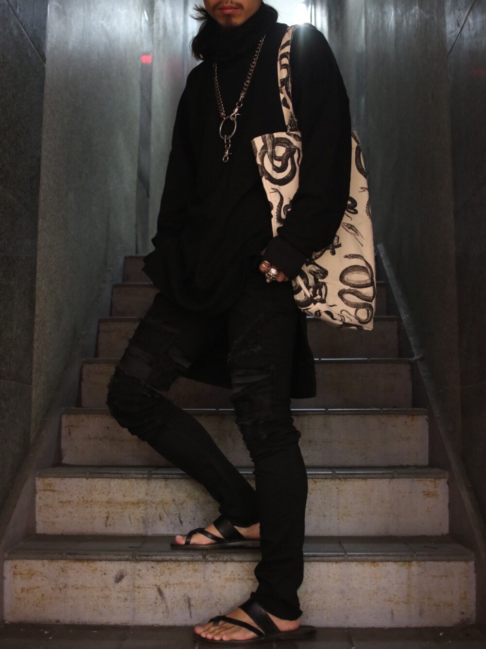 「KMRii、gunda、FAGASSENT、ブラック、レザーサンダル、黒、ダメージデニムパンツ、ブラックコーデ、サンダル、ROYAL FLASH」｜「KMRiiのKMRii/ケムリ/OVER NECK PULLOVER（スウェット、ブラック系）」を使った、AOKIFLASH‼︎!さん（メンズ・166cm）の夏コーディネートの1枚目の写真