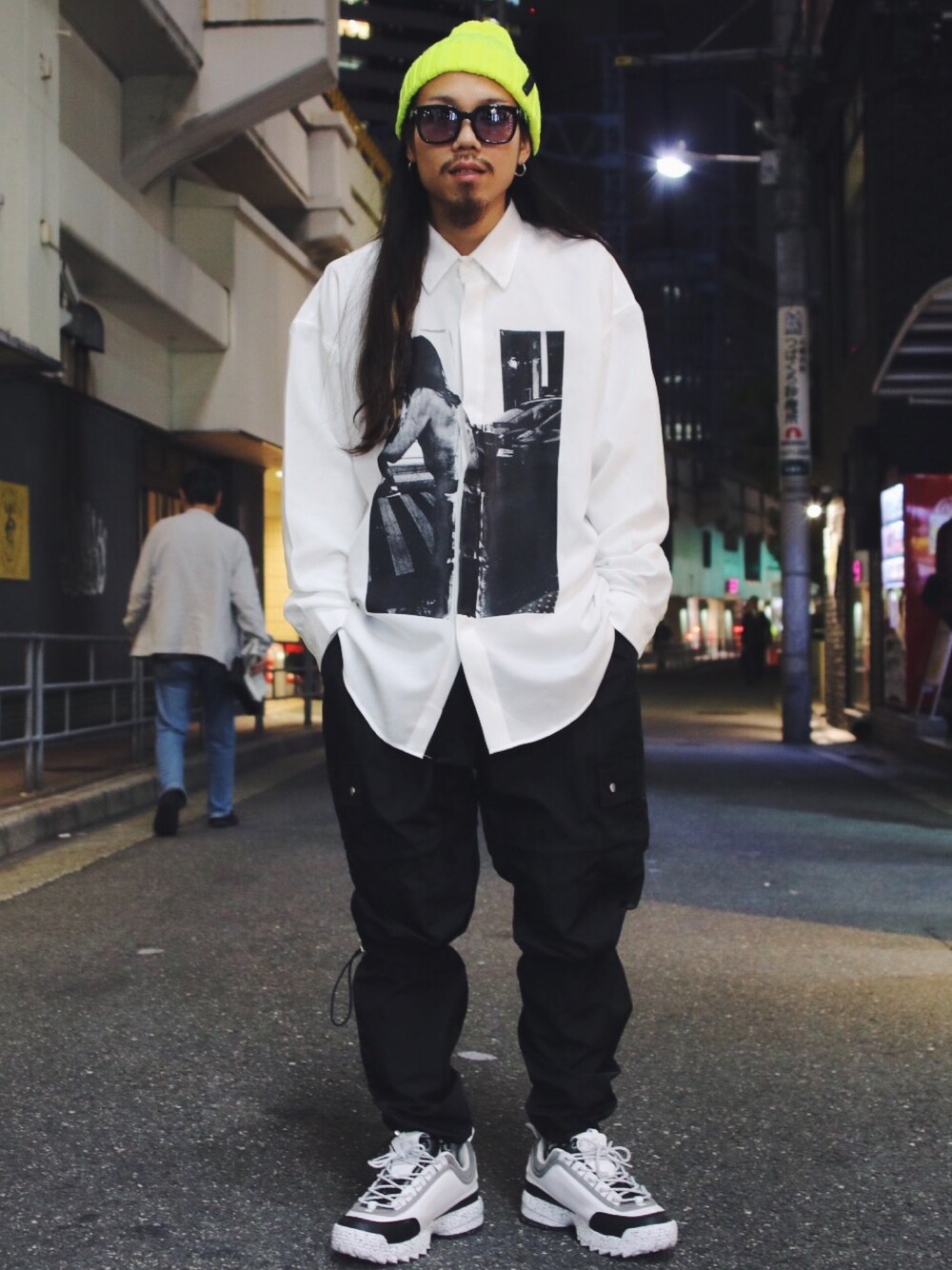 「お目立ちネオンコーデ、秋冬コーデ、白シャツ、ナイロンパンツ、ダッドスニーカー、FILA、GUERNIKA、Liam Hodges、nahezu gleich、HELIOT EMIL」｜「nahezu gleichのアイテム（帽子、イエロー系）」を使った、AOKIFLASH‼︎!さん（メンズ・166cm）の秋コーディネートの1枚目の写真