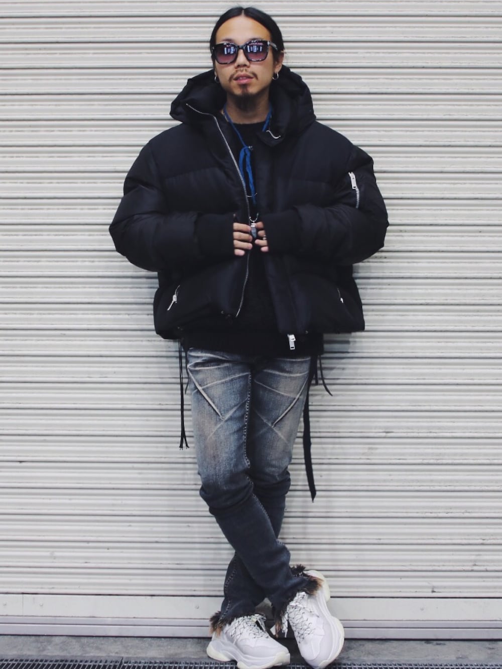 「冬、ダウンジャケット、ストリートMIX、スニーカー、ダッドスニーカー、オーバーサイズ、BRANDBLACK、切りっぱなしデニム、unravel project、ROYAL FLASH」｜「UNRAVEL PROJECTのアイテム（ダウンジャケット/コート、ブラック系）」を使った、AOKIFLASH‼︎!さん（メンズ・166cm）の冬コーディネートの1枚目の写真