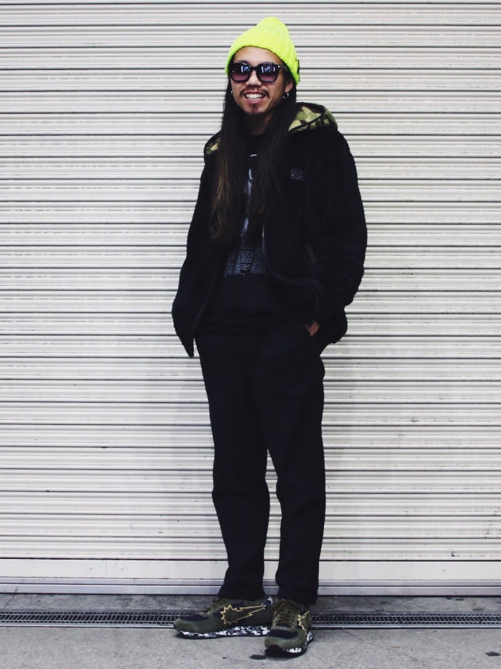 「スニーカーコーデ、URBAN SUN、ROYAL FLASH、nahezu gleich、もこもこ、ブラック、カーキ、ニット帽、FACCIES、SY32 by SWEET YEARS」｜「SY32 by SWEET YEARSの【アスリートサファリ掲載商品】SY32 by SWEETYEARS /エスワイサーティトゥバイ スィートイヤーズ/BOA FLEECE ZIP HOODIE/ボア フリースジップフーディー（パーカー、ブラック系）」を使った、AOKIFLASH‼︎!さん（メンズ・166cm）の冬コーディネートの1枚目の写真