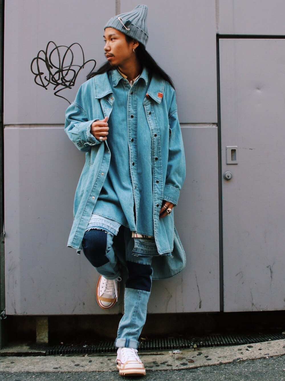「MIHARAYASUHIRO、2019ss、nahezu gleich、ROYAL FLASH、デニム、デニムオンデニム、converse、スニーカー、リメイク、レイヤードスタイル」｜「MIHARAYASUHIROのアイテム（トップス、ブルー系）」を使った、AOKIFLASH‼︎!さん（メンズ・166cm）の冬コーディネートの1枚目の写真