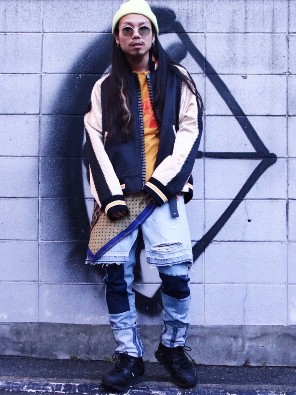 「カジュアルコーデ、ミハラヤスヒロ(MIHARAYASUHIRO)、Maison Margiela、nahezu gleich、ROYAL FLASH、ストリート、春コーデ、ニット帽、デニム、スカジャン」｜「MIHARAYASUHIROのアイテム（Tシャツ/カットソー、イエロー系）」を使った、AOKIFLASH‼︎!さん（メンズ・166cm）の冬コーディネートの1枚目の写真