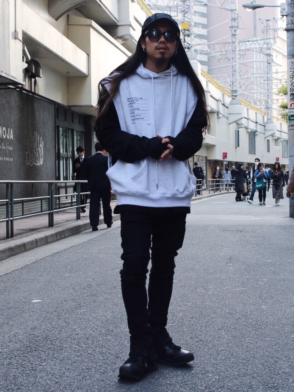 「スタッフセンバツ、春、モノトーン、ノースリーブパーカー、ブーツカットパンツ、オーバーサイズ、ストリート、Maison Margiela、HELIOT EMIL、IF SIX WAS NINE」｜「HELIOT EMILのアイテム（パーカー、ホワイト系）」を使った、AOKIFLASH‼︎!さん（メンズ・166cm）の春コーディネートの1枚目の写真