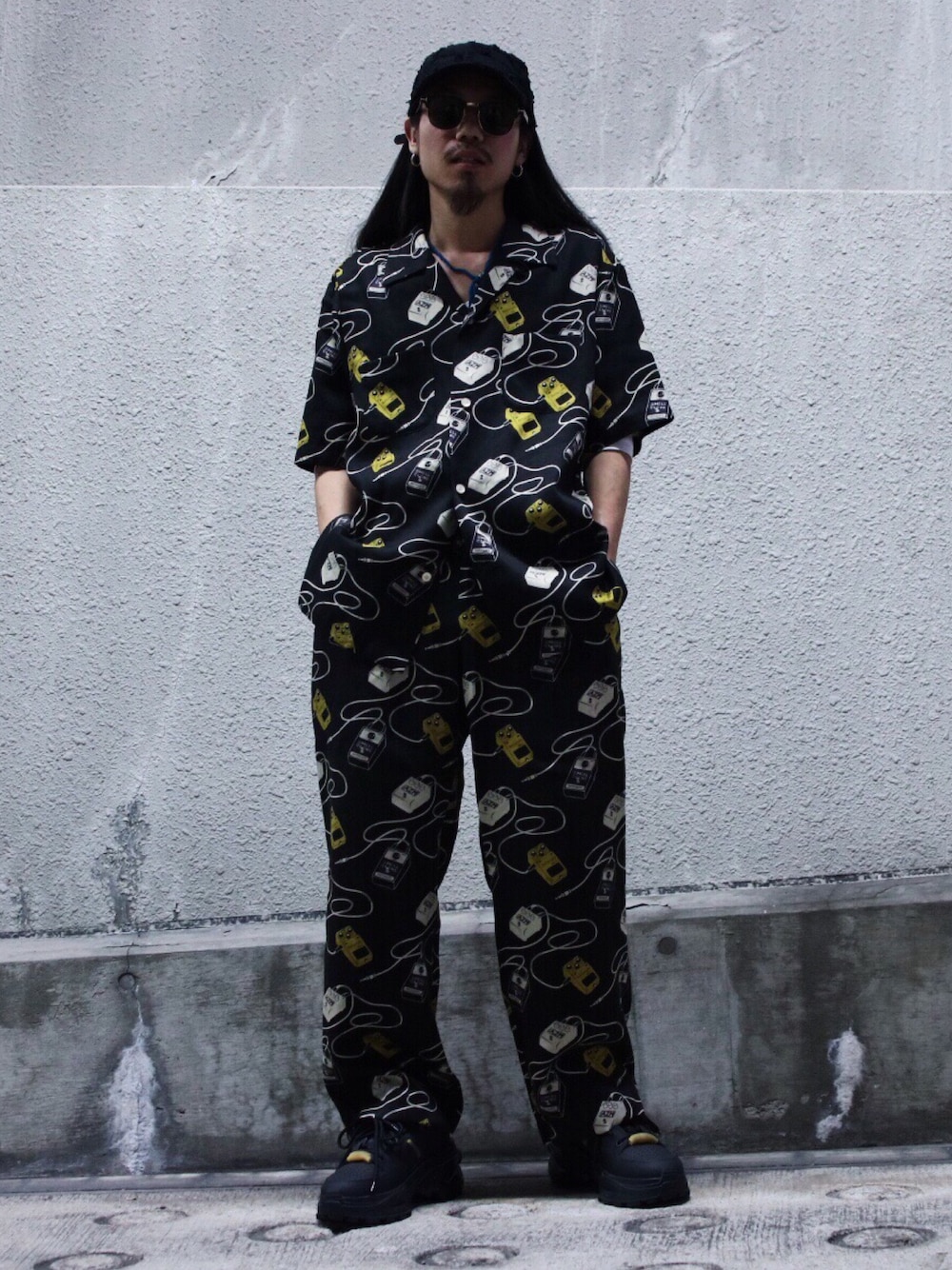 「パジャマ、パジャマパンツ、パジャマシャツ、セットアップ、柄、柄シャツ、柄パンツ、Azuma.、Maison Margiela、ダッドスニーカー」｜「Azuma.のアイテム（シャツ/ブラウス、ブラック系）」を使った、AOKIFLASH‼︎!さん（メンズ・166cm）の春コーディネートの1枚目の写真