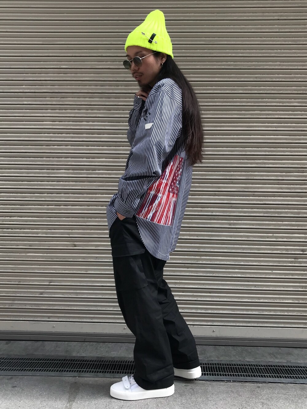 「春コーデ、カジュアルコーデ、今日のコーデ、ストライプシャツ、ナイロンパンツ、白スニーカー、ニット帽、FORSOMEONE、Giuseppe Zanotti、nahezu gleich」｜「forsomeoneのアイテム（シャツ/ブラウス、ブラック系）」を使った、AOKIFLASH‼︎!さん（メンズ・166cm）の春コーディネートの1枚目の写真