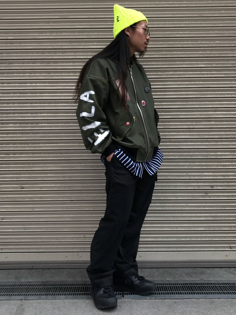 「春コーデ、カジュアルコーデ、今日のコーデ、MA-1、ペイント、ナイロンパンツ、ダッドスニーカー、GUERNIKA、nahezu gleich、Maison Margiela」｜「guernikaのアイテム（MA-1、グリーン系）」を使った、AOKIFLASH‼︎!さん（メンズ・166cm）の春コーディネートの1枚目の写真