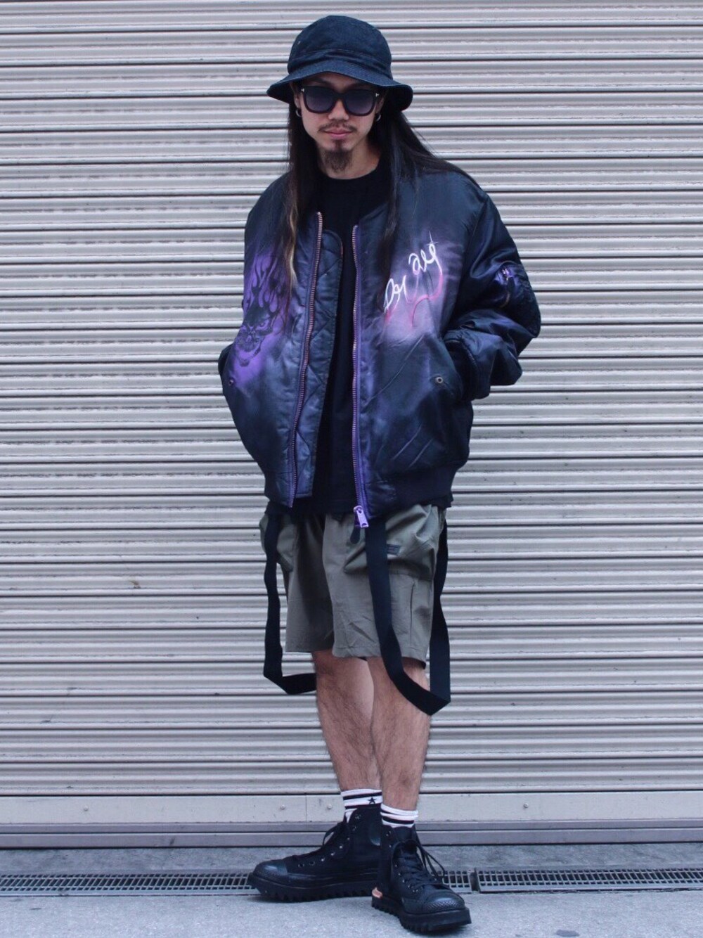 「カジュアルコーデ、ショーツ、ショーツスタイル、ハーフパンツ、サスペンダー、SUPERTHANKS、nahezu gleich、converse、MA-1、平成最後」｜「CAVIALEのアイテム（MA-1、ブラック系）」を使った、AOKIFLASH‼︎!さん（メンズ・166cm）の春コーディネートの1枚目の写真
