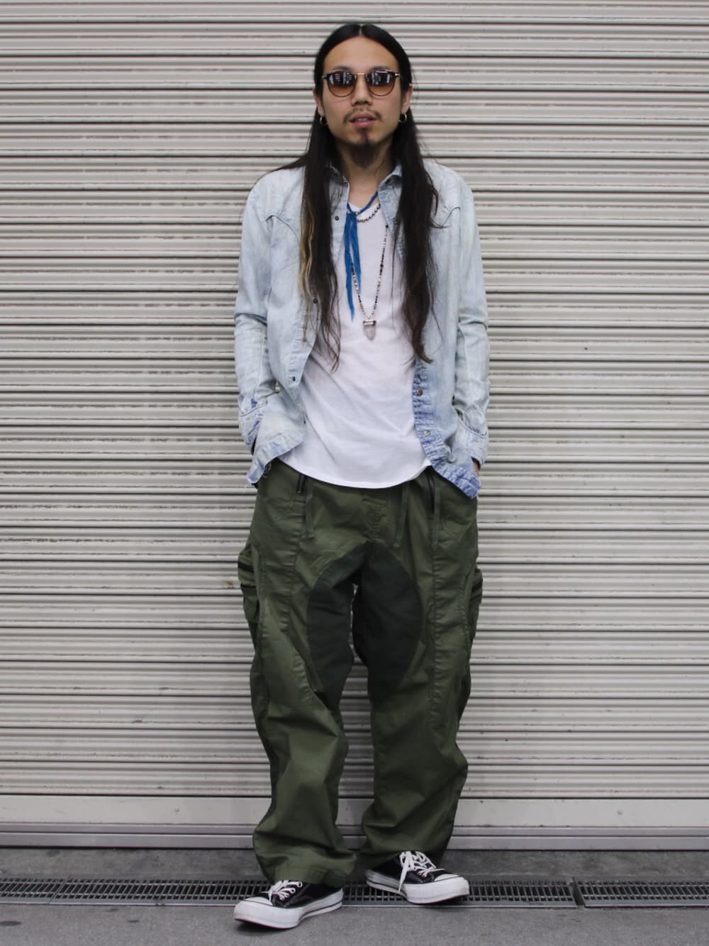 「デニムシャツ、春、カーゴパンツ、ワイドパンツ、平成最後、14th Addiction、KMRii、オトナカジュアル、ワイドシルエット、ROYAL FLASH」｜「14th Addictionのアイテム（シャツ/ブラウス、ブルー系）」を使った、AOKIFLASH‼︎!さん（メンズ・166cm）の春コーディネートの1枚目の写真
