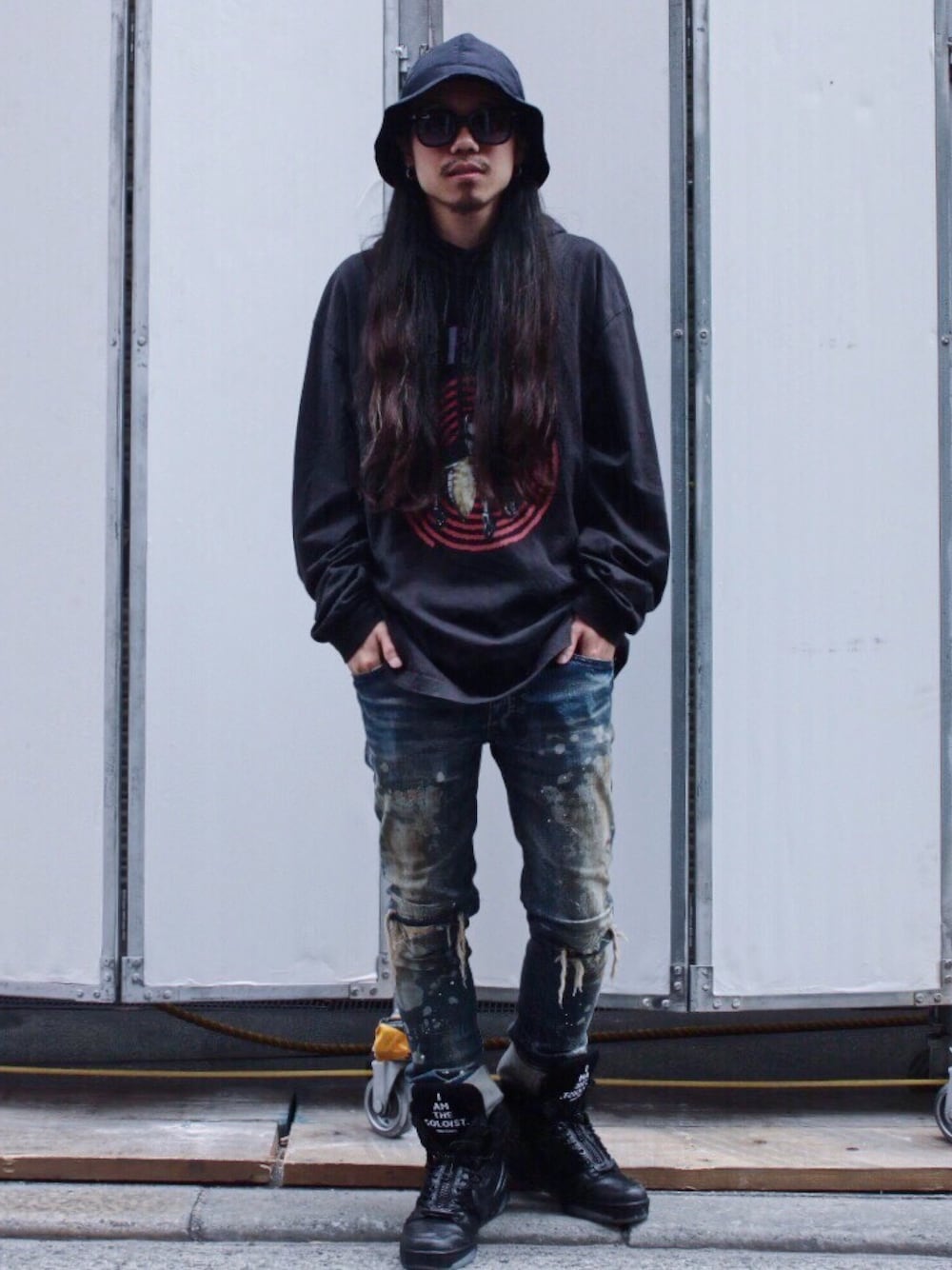 「春、カジュアルコーデ、プルオーバー、ダメージデニムパンツ、ハイカットスニーカー、converse、WEAPON、FAGASSENT、Azuma.」｜「Azuma.のアイテム（パーカー、ブラック系）」を使った、AOKIFLASH‼︎!さん（メンズ・166cm）の春コーディネートの1枚目の写真