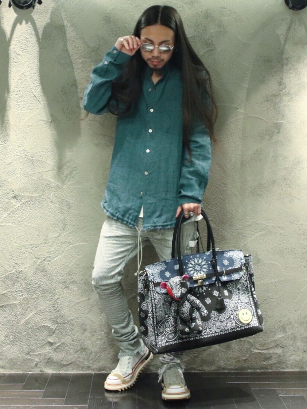 「春、カジュアルコーデ、ペインターパンツ、スキニーデニム、converse、リネンシャツ、ISAMU KATAYAMA BACKLASH、nahezu gleich、SEIGEKI」｜「ISAMU KATAYAMA BACKLASHのアイテム（シャツ/ブラウス、ブルー系）」を使った、AOKIFLASH‼︎!さん（メンズ・166cm）の春コーディネートの1枚目の写真