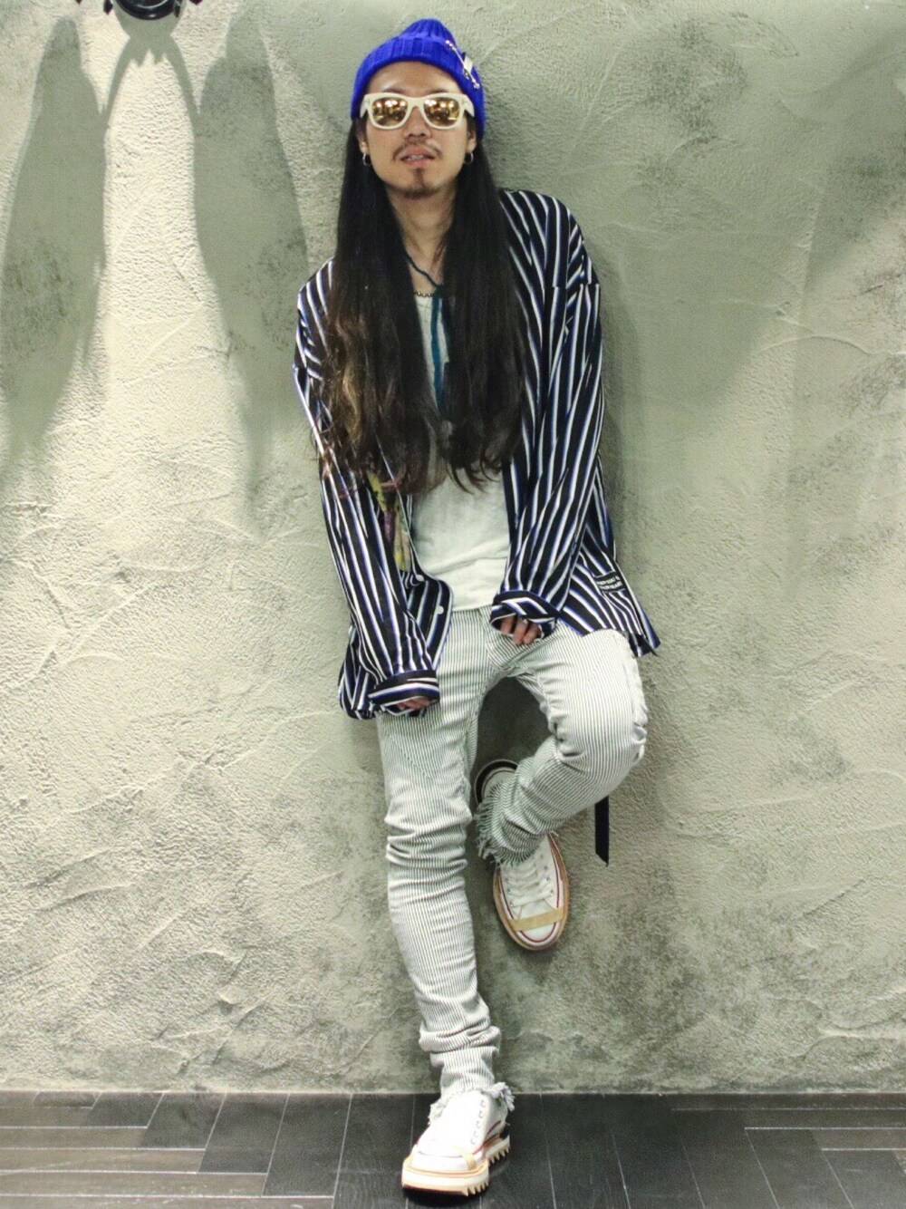 「春、カジュアルコーデ、ストライプシャツ、ペインターパンツ、スキニーデニム、converse、ニット帽、GUERNIKA、SEIGEKI、nahezu gleich」｜「ROYAL FLASHのGuernika/ゲルニカ/ストライプシャツ（シャツ/ブラウス、ブラック系）」を使った、AOKIFLASH‼︎!さん（メンズ・166cm）の春コーディネートの1枚目の写真
