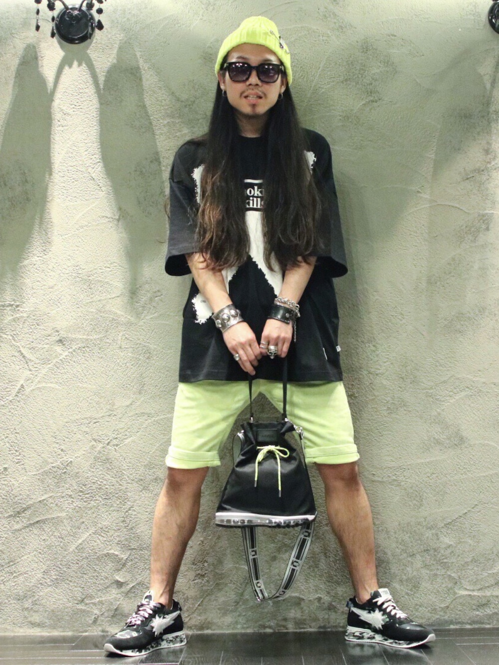 「夏コーデ、夏、ハーフパンツ、イエロー×ブラック、迷彩パンツ、スニーカー、URBAN SUN、e JEANS、FR2、OKERU」｜「FR2のFR2×ONE.T.SHIRT/エフアールツー×ワンティーシャツ/T-SHIRTS（Tシャツ/カットソー、ブラック系）」を使った、AOKIFLASH‼︎!さん（メンズ・166cm）の春コーディネートの1枚目の写真