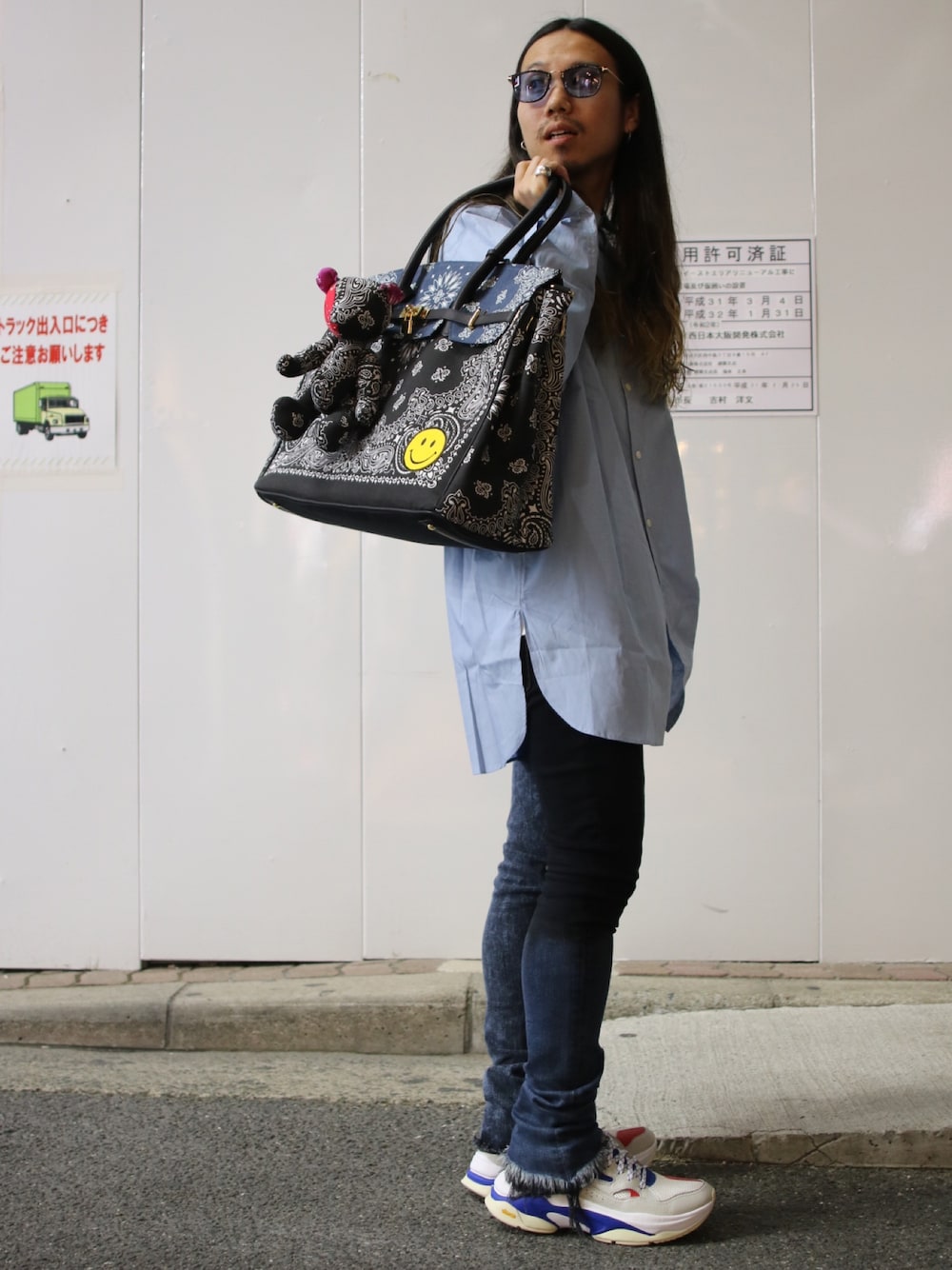 「ブルー、オーバーサイズ、シャツスタイル、夏コーデ、バーキン、スキニーデニム、ダッドスニーカー、BRANDBLACK、Cathy Jane、SEIGEKI」｜「cathy janeのCathy Jane/キャシージェーン/今日のルーズシャツ（シャツ/ブラウス、ブルー系）」を使った、AOKIFLASH‼︎!さん（メンズ・166cm）の春コーディネートの1枚目の写真