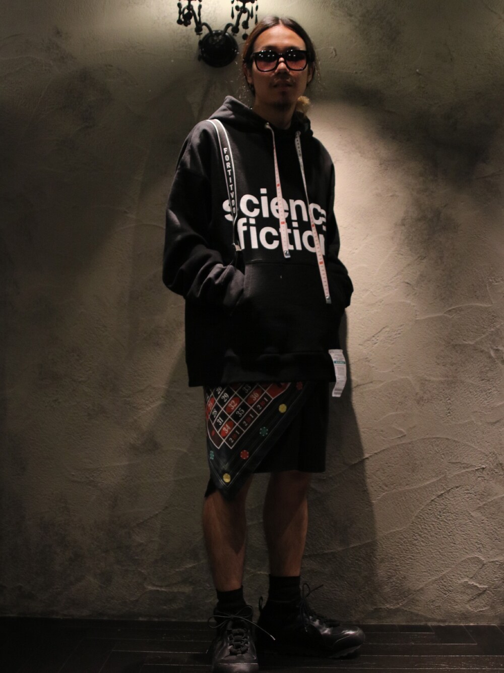 「ブラック、ブラックコーデ、ショートパンツ、レイヤードスタイル、プルオーバー、ダッドスニーカー、MIHARAYASUHIRO、Maison Margiela、SUPERTHANKS、TOMFORD」｜「MIHARAYASUHIROのアイテム（パーカー、ブラック系）」を使った、AOKIFLASH‼︎!さん（メンズ・165cm）の夏コーディネートの1枚目の写真