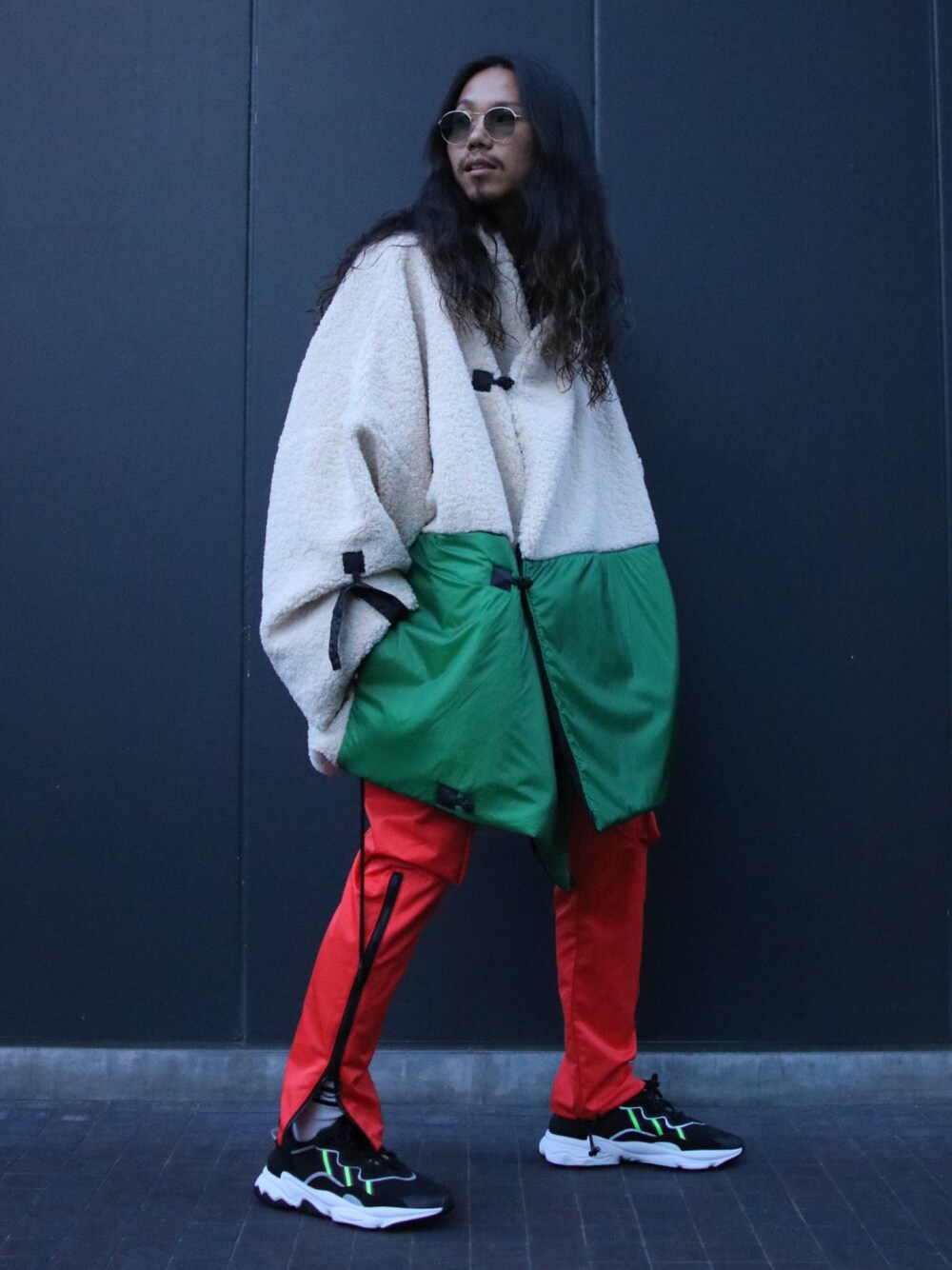 「A.A.Spectrum、SUPERTHANKS、adidas、ozweego、リバーシブル、チャイナコート、カラーパンツ、オレンジ、カーゴパンツ、ROYAL FLASH」｜「a.a.spectrumのアイテム（ジャケット/アウター、ブラック系）」を使った、AOKIFLASH‼︎!さん（メンズ・166cm）の秋コーディネートの1枚目の写真
