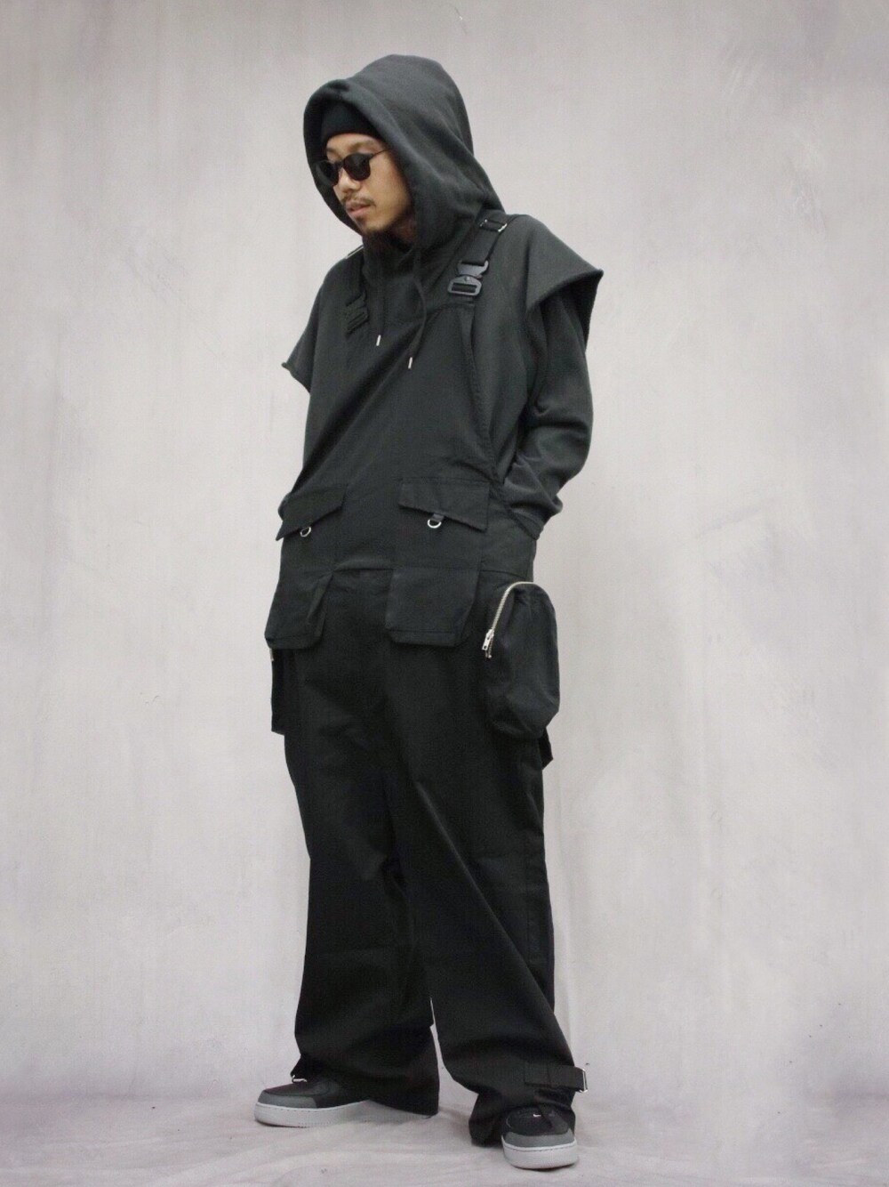 「年末WEAR感謝祭、オーバーオール、ブラック、レイヤードスタイル、オーバーサイズ、FR(13)NDS、NIKE、休日スタイル、Azuma.、ROYAL FLASH」｜「Azuma.のアイテム（パーカー、ブラック系）」を使った、AOKIFLASH‼︎!さん（メンズ・166cm）の冬コーディネートの1枚目の写真