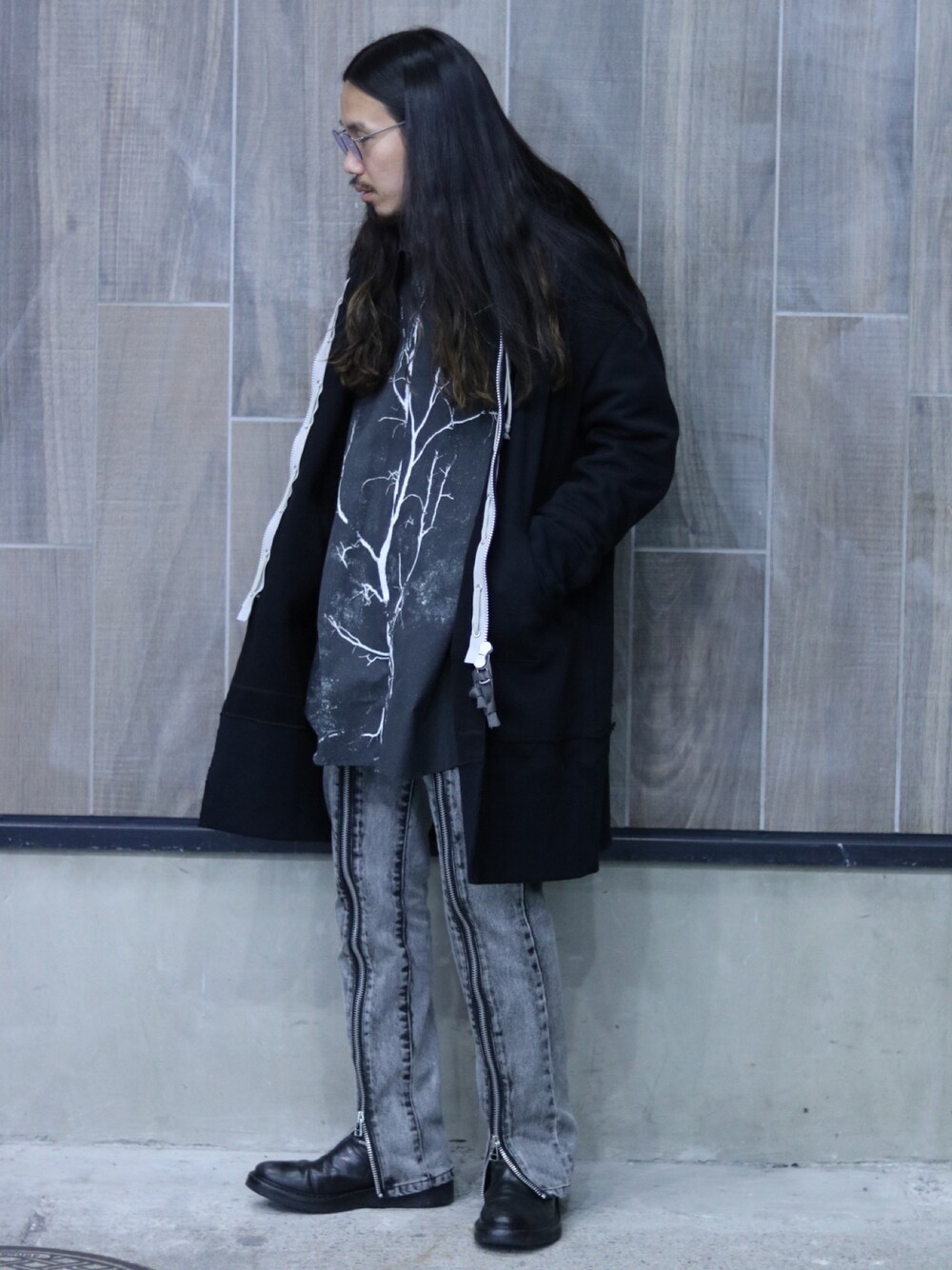 「今日のコーデ、大人カジュアル、Azuma.、JOHN LAWRENCE SULLIVAN、デニム、パーカー、プリントシャツ、春コーデ、ROYAL FLASH、Ann Demeulemeester」｜「Azuma.のアイテム（パーカー、ブラック系）」を使った、AOKIFLASH‼︎!さん（メンズ・166cm）の冬コーディネートの1枚目の写真