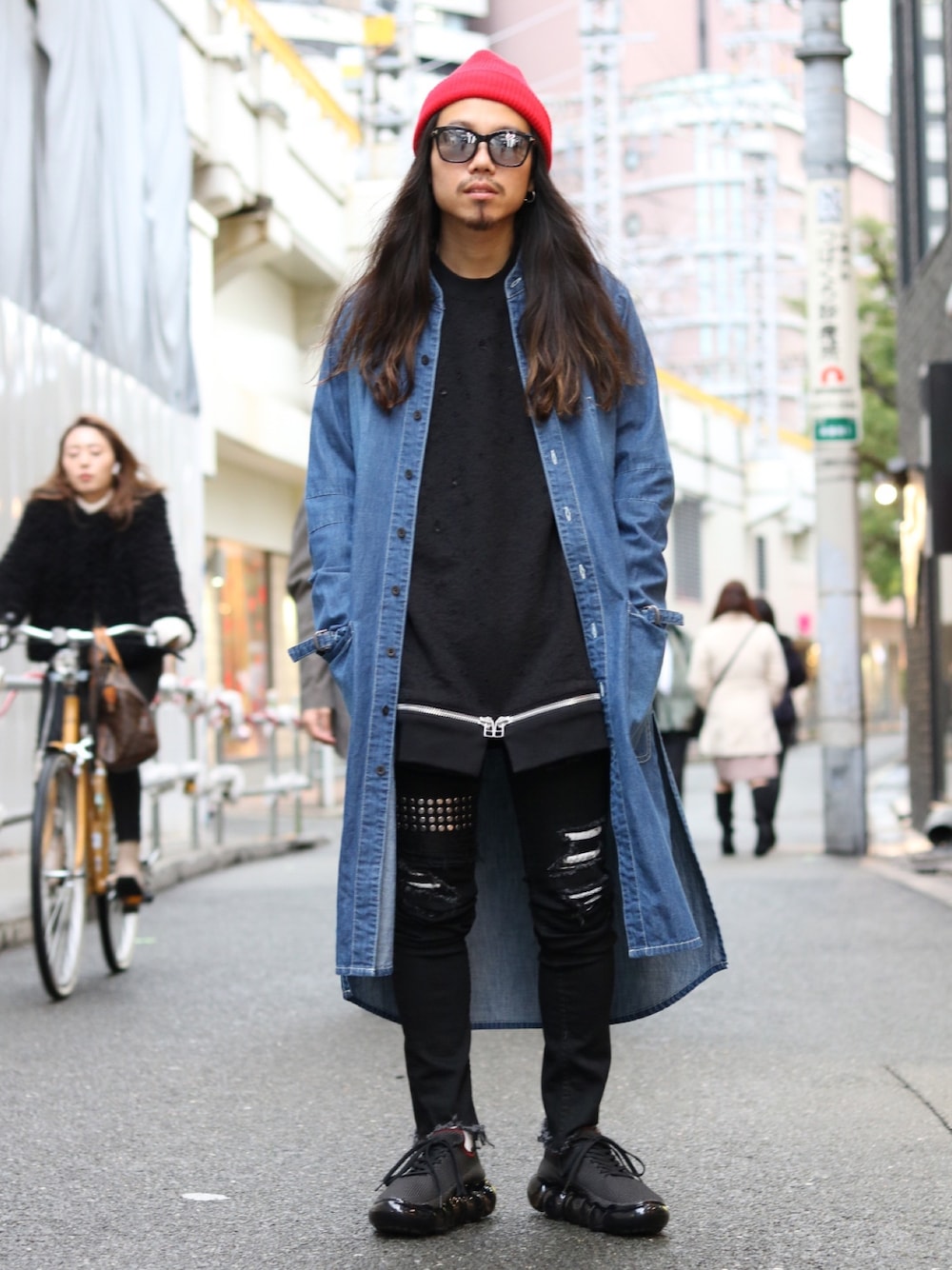 「オトナカジュアル、大人コーデ、デニムコート、春コーデ、ダメージデニム、FAGASSENT、nude:masahiko maruyama、JOHN LAWRENCE SULLIVAN、grounds、ROYAL FLASH」｜「JOHN LAWRENCE SULLIVANのDAMAGED SWEAT ZIPPED PULLOVER（スウェット、ブラック系）」を使った、AOKIFLASH‼︎!さん（メンズ・166cm）の冬コーディネートの1枚目の写真