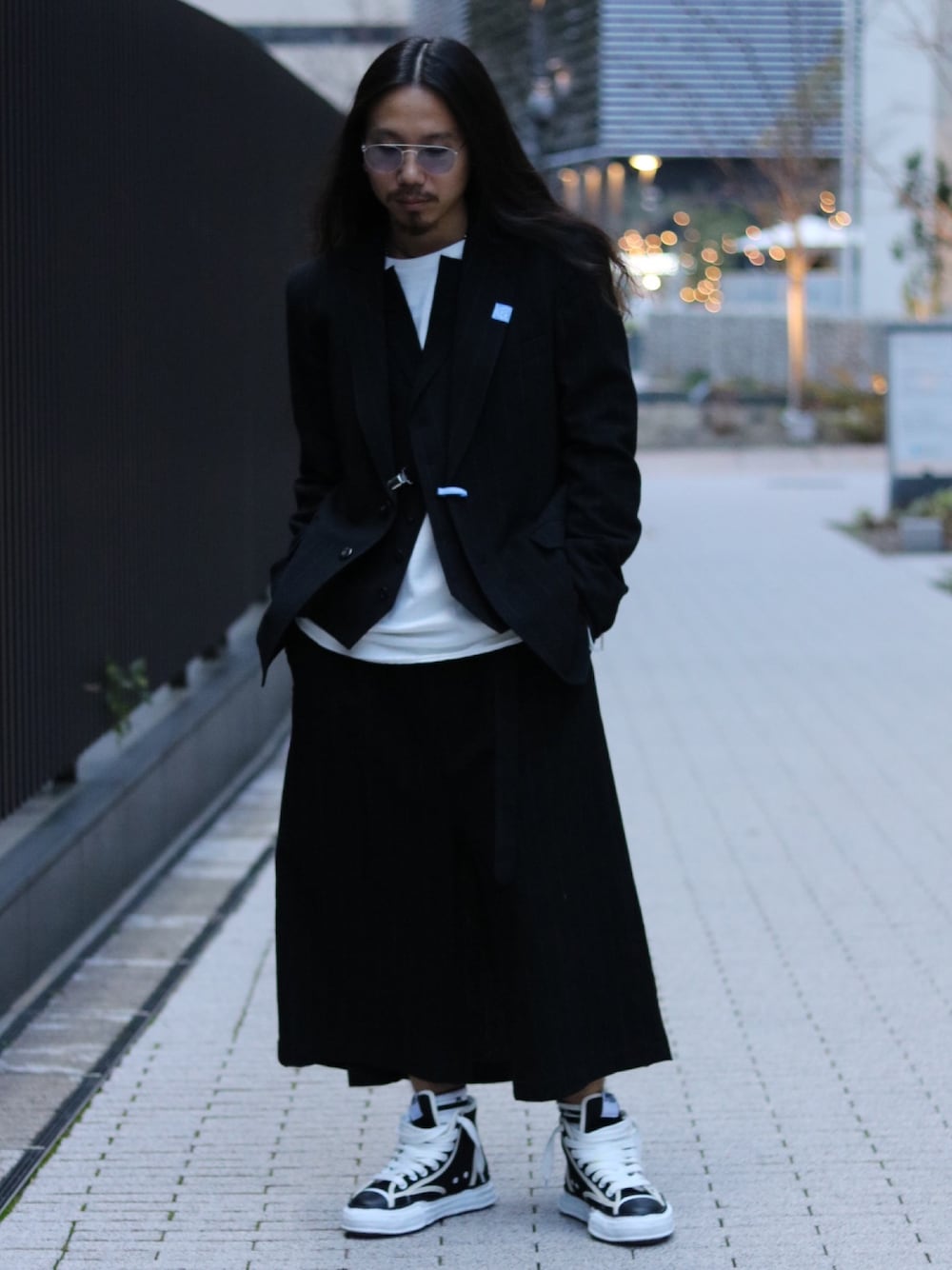 「セットアップ、はるコーデ、ストライプ、ハカマパンツ、レイヤードスタイル、Maison MIHARA YASUHIRO、MIHARAYASUHIRO、ROYAL FLASH、モノトーン、ハイカットスニーカー」｜「MIHARAYASUHIROのアイテム（ジャケット/アウター、ブラック系）」を使った、AOKIFLASH‼︎!さん（メンズ・166cm）の冬コーディネートの1枚目の写真