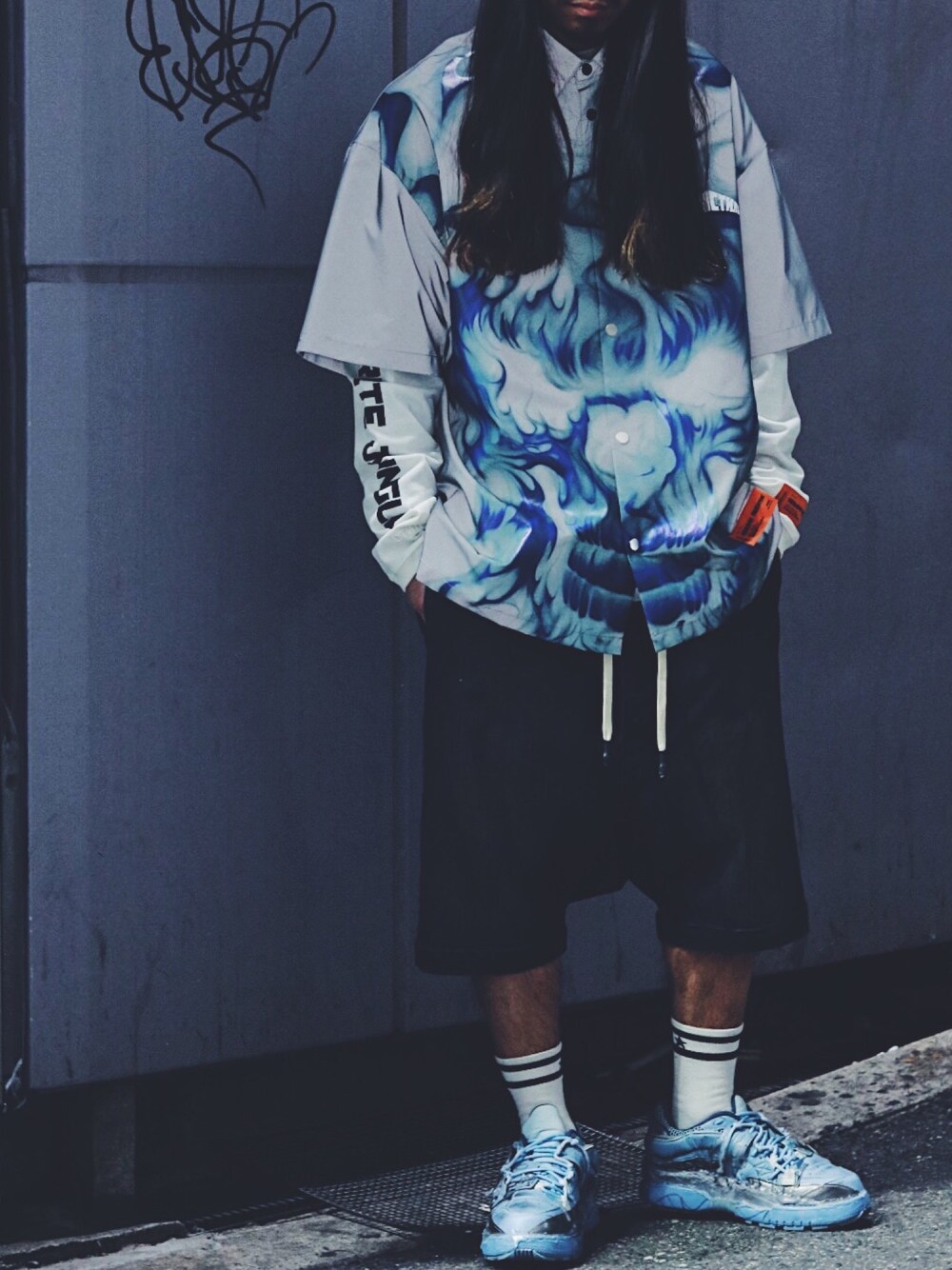 「ビッグシルエット、ストリート、春コーデ、サルエルデニム、リフレクター、スニーカー、Maison Margiela、heronpreston、ROYAL FLASH、ISAMU KATAYAMA BACKLASH」｜「HERON PRESTONのアイテム（シャツ/ブラウス、シルバー系）」を使った、AOKIFLASH‼︎!さん（メンズ・166cm）の春コーディネートの1枚目の写真