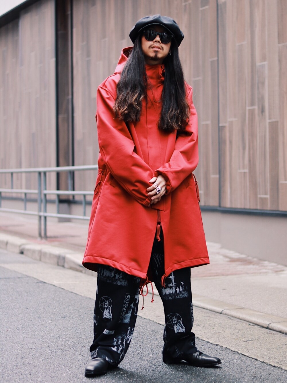 「春コーデ、ブーツ、赤、コート、キャスケット、柄パンツ、Azuma.、ISAMU KATAYAMA BACKLASH、ROYAL FLASH、春」｜「Azuma.のアイテム（ジャケット/アウター、レッド系）」を使った、AOKIFLASH‼︎!さん（メンズ・166cm）の春コーディネートの1枚目の写真