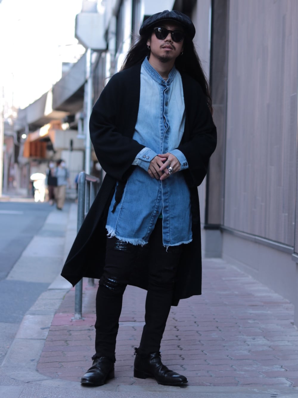 「春コーデ、デニムシャツ、キャスケット、ダメージデニムパンツ、ブーツ、ISAMU KATAYAMA BACKLASH、balletbybacklash、FAGASSENT、ROYAL FLASH」｜「FAGASSENTのアイテム（シャツ/ブラウス、ブルー系）」を使った、AOKIFLASH‼︎!さん（メンズ・166cm）の春コーディネートの1枚目の写真