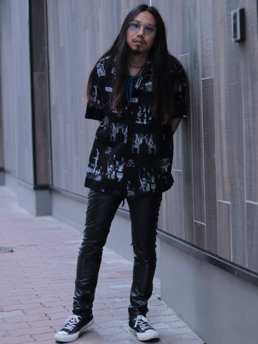 「大人カジュアル、ブラック、柄シャツ、半袖シャツ、レザーパンツ、スニーカー、converse、Azuma.、TAKAHIROMIYASHITA The SoloIst. 、ROYAL FLASH」｜「Azuma.のAzuma./アズマ/SATANISM CEREMONY シャツ（シャツ/ブラウス、ブラック系）」を使った、AOKIFLASH‼︎!さん（メンズ・166cm）の春コーディネートの1枚目の写真