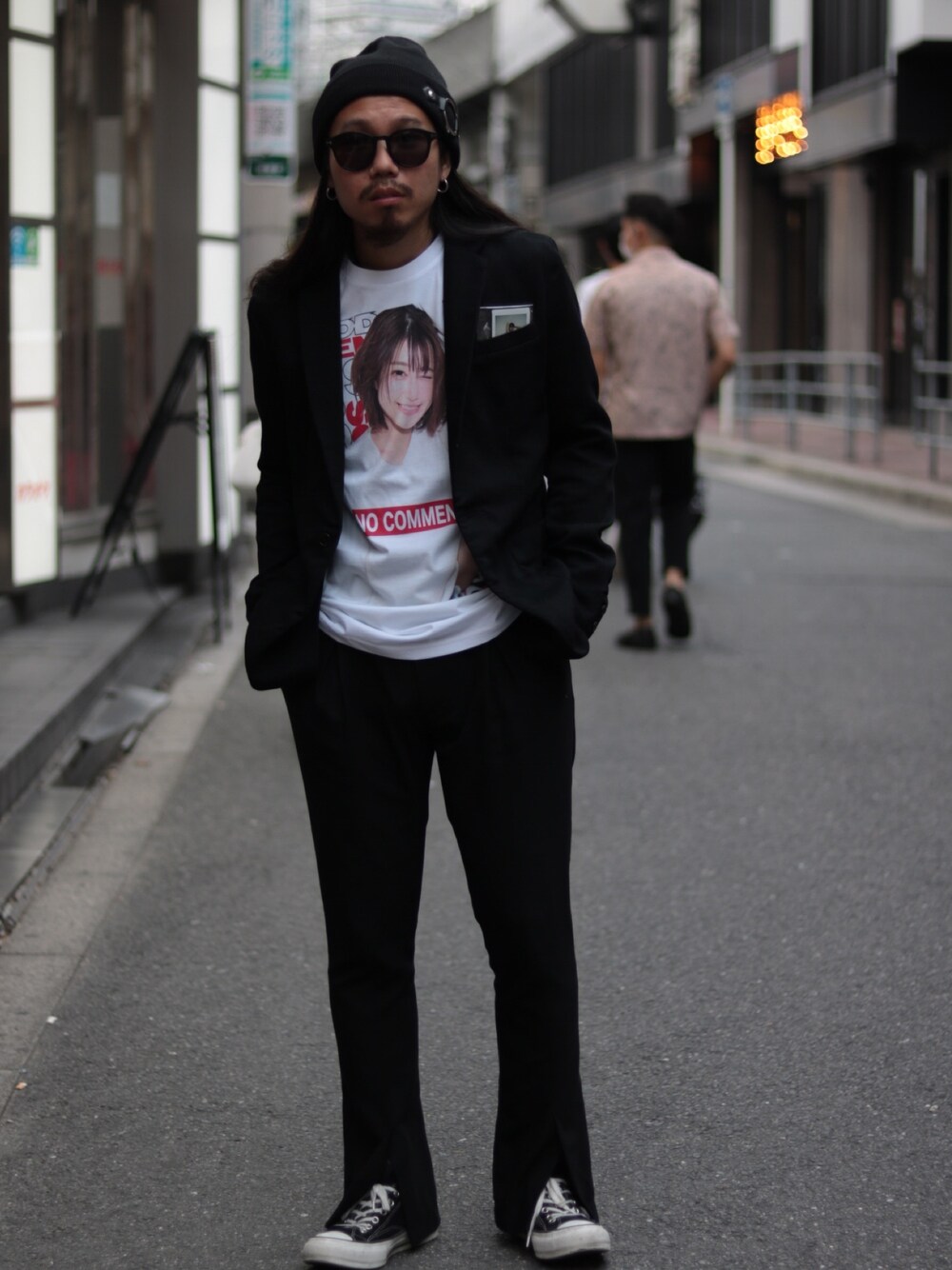 「休日スタイル、ジャケット、プリントT、ブラック、NO COMMENT PARIS、唯井まひろ、nahezu gleich、BED J.W. FORD、e-JEANS、ROYAL FLASH」｜「NO COMMENT PARISの【別注】NO COMMENT PARIS ×SOD /ノーコメントパリ × エスオーディー/コラボ フォトTシャツ（Tシャツ/カットソー、ホワイト系）」を使った、AOKIFLASH‼︎!さん（メンズ・166cm）の夏コーディネートの1枚目の写真