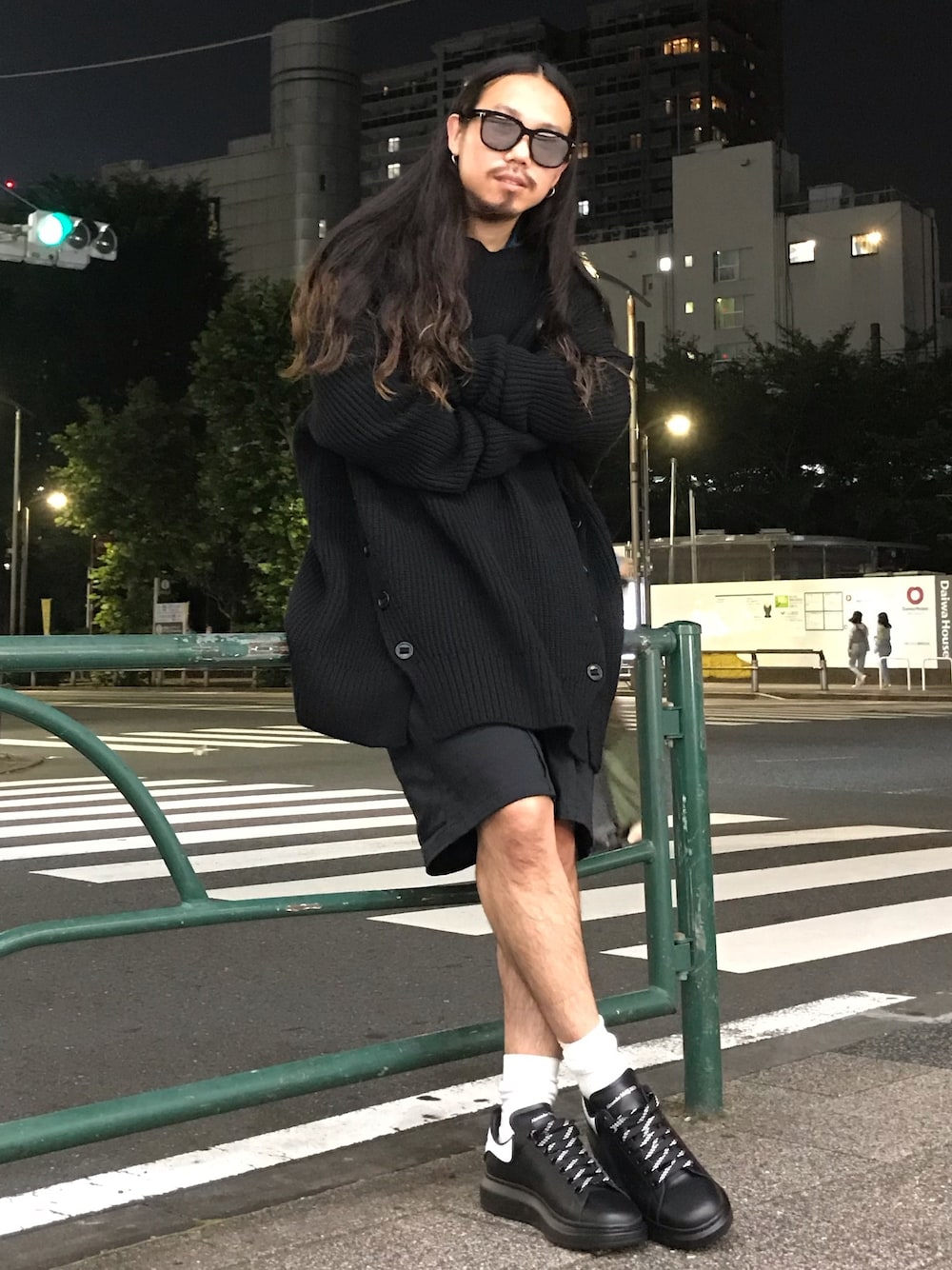 「オーバーサイズ、ブラック、ブラックコーデ、モード、スニーカーコーデ、Alexander McQueen、SUPERTHANKS、JOHN LAWRENCE SULLIVAN、ショーツ、ROYAL FLASH」｜「JOHN LAWRENCE SULLIVANのJOHN LAWRENCE SULLIVAN FRONT SIDE BUTTONED CN SWEATER (4B001-0120-36)（ニット/セーター、ブラック系）」を使った、AOKIFLASH‼︎!さん（メンズ・166cm）の夏コーディネートの1枚目の写真