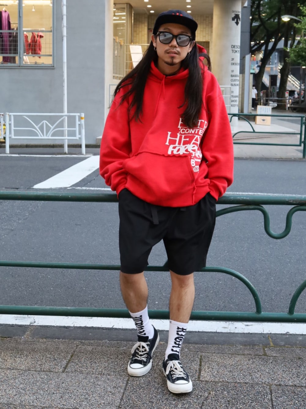 「ストリートMIX、ハーフパンツ、白ソックス、スニーカー、赤、bodysong.、converse、SUPERTHANKS、saint michael、ROYAL FLASH」｜「bodysong.のアイテム（パーカー、レッド系）」を使った、AOKIFLASH‼︎!さん（メンズ・166cm）の夏コーディネートの1枚目の写真