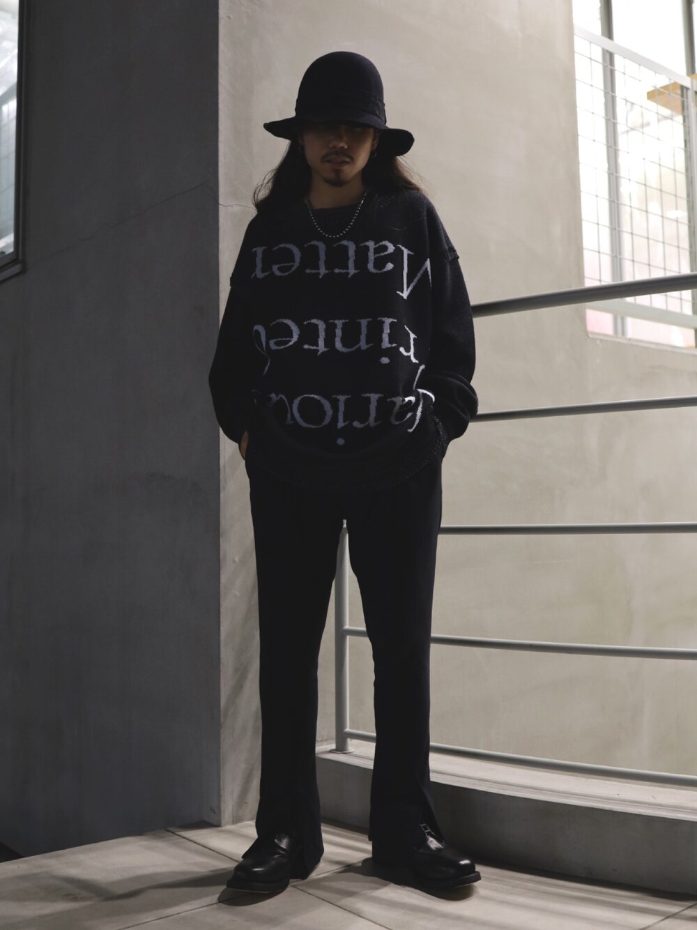 「秋コーデ、ニット、ブラック、スリット、ブーツ、ハット、BED J.W. FORD、bodysong.、ISAMU KATAYAMA BACKLASH、ROYAL FLASH」｜「bodysong.のBODYSONG./ボディソング/VPMSWEATER（ニット/セーター、ブラック系）」を使った、AOKIFLASH‼︎!さん（メンズ・166cm）の秋コーディネートの1枚目の写真