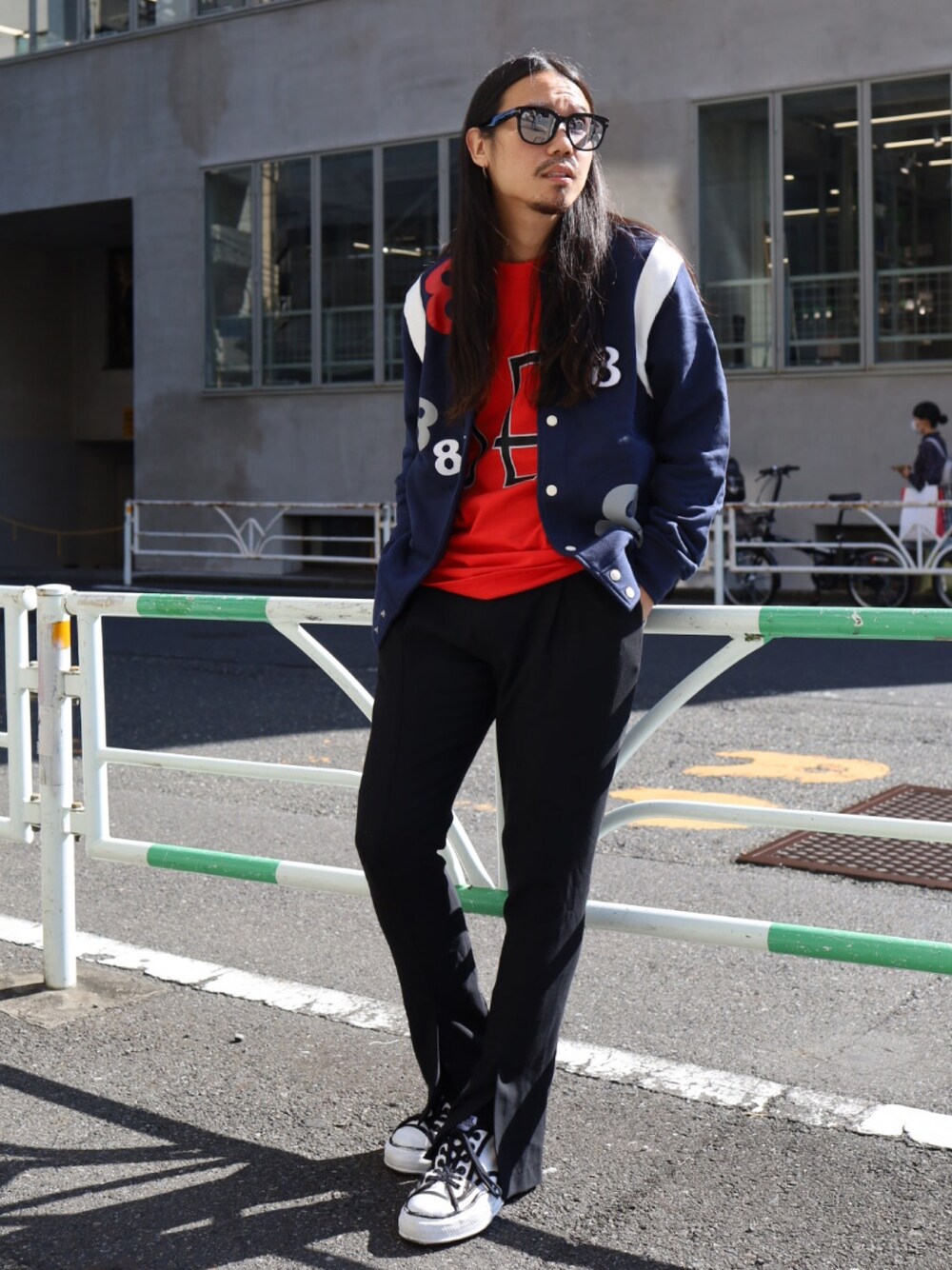 「大人カジュアル、秋のコーデ、スウエット、インナーカラー、スラックス、WINDANDSEA、muta、MIHARAYASUHIRO、ROYAL FLASH、カジュアルコーデ」｜「mutaの【Safari11月号掲載】muta MARINE/ムータ マリン/別注スウェットスタジャン（ブルゾン、ブルー系）」を使った、AOKIFLASH‼︎!さん（メンズ・166cm）の秋コーディネートの1枚目の写真