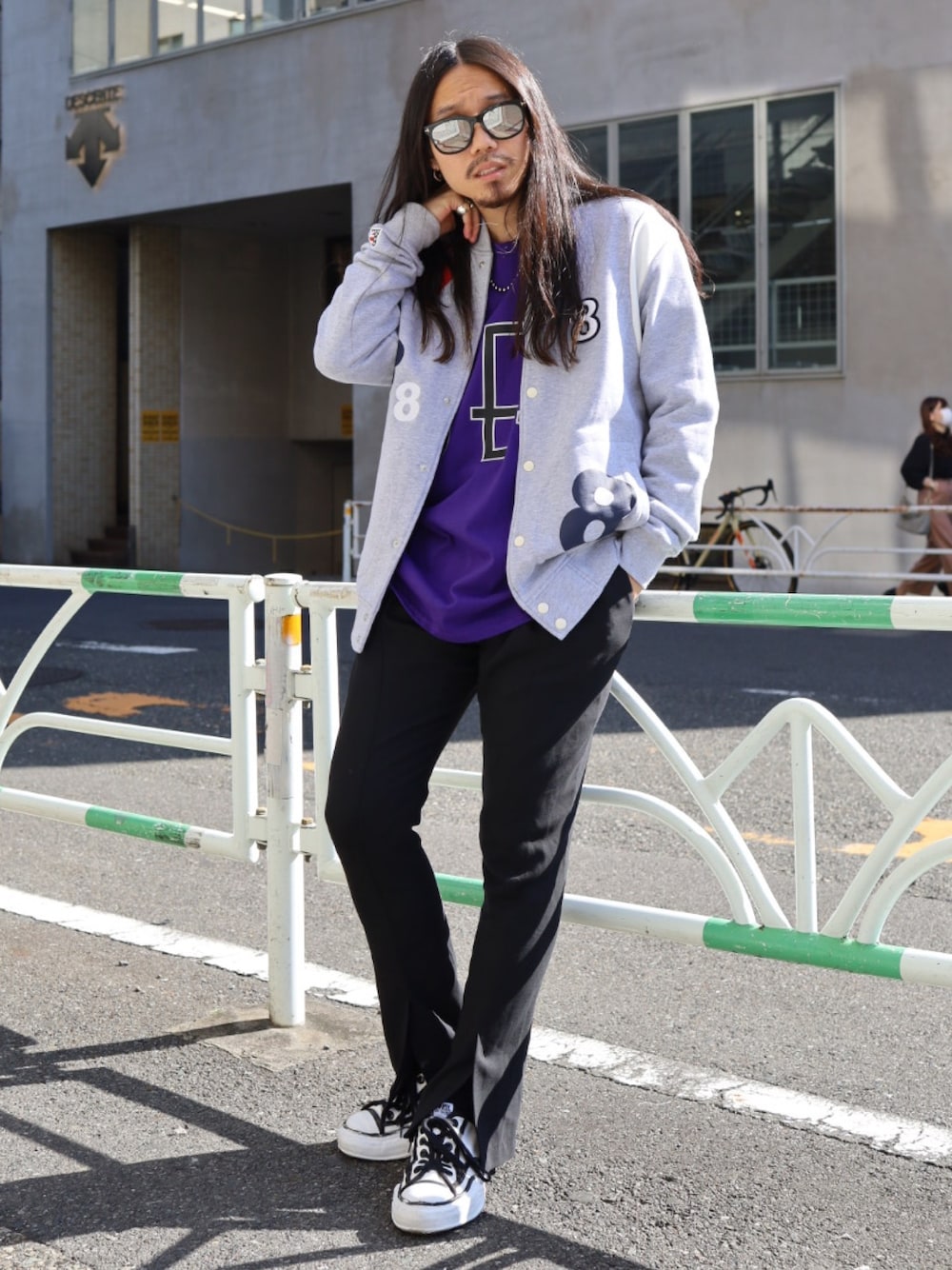 「秋のコーデ、大人カジュアル、インナーカラー、スウエット、スタジャン、カジュアルコーデ、muta、MIHARAYASUHIRO、WINDANDSEA、ROYAL FLASH」｜「mutaの【Safari11月号掲載】muta MARINE/ムータ マリン/別注スウェットスタジャン（ブルゾン、グレー系）」を使った、AOKIFLASH‼︎!さん（メンズ・166cm）の秋コーディネートの1枚目の写真