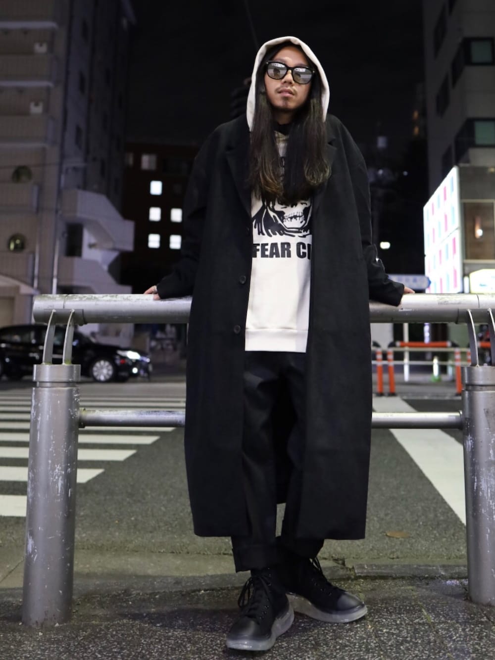 「秋のマイ旬スタイル、スニーカー、モード、モードストリート、ロングコート、プルオーバー、Mr.Saturday、C DIEM、grounds、ROYAL FLASH」｜「mr.saturdayのアイテム（パーカー、ホワイト系）」を使った、AOKIFLASH‼︎!さん（メンズ・166cm）の秋コーディネートの1枚目の写真