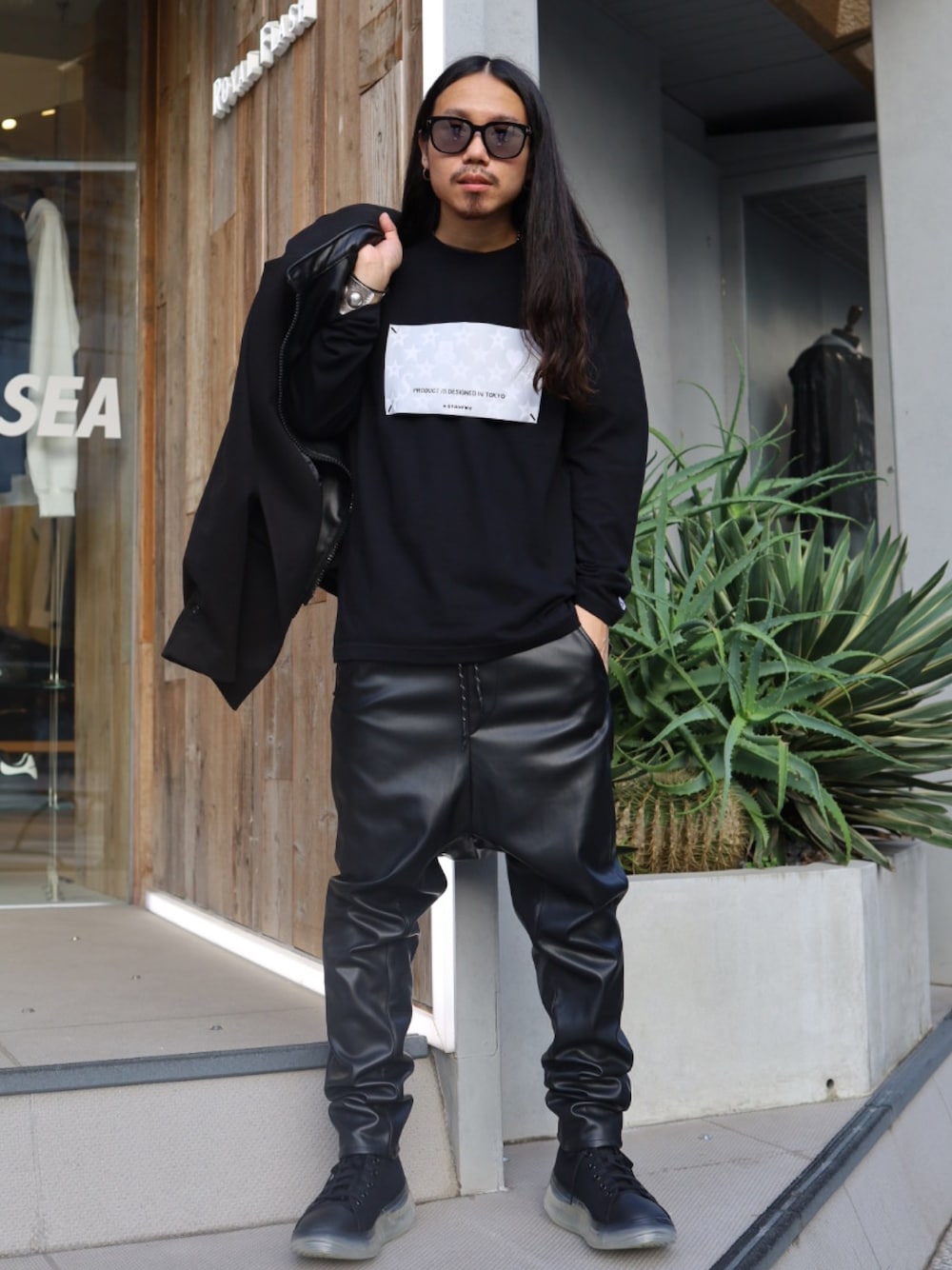 「秋のコーデ、シンプル、ストリートMIX、モードストリート、ブラック、オールブラック、grounds、FranCisT_MOR.K.S.、STUD MUFFIN、ROYAL FLASH」｜「STUD MUFFINのmlt3194-5.6OZコットン天竺 ビックタグ L-S  Tシャツ（Tシャツ/カットソー、ブラック系）」を使った、AOKIFLASH‼︎!さん（メンズ・166cm）の秋コーディネートの1枚目の写真
