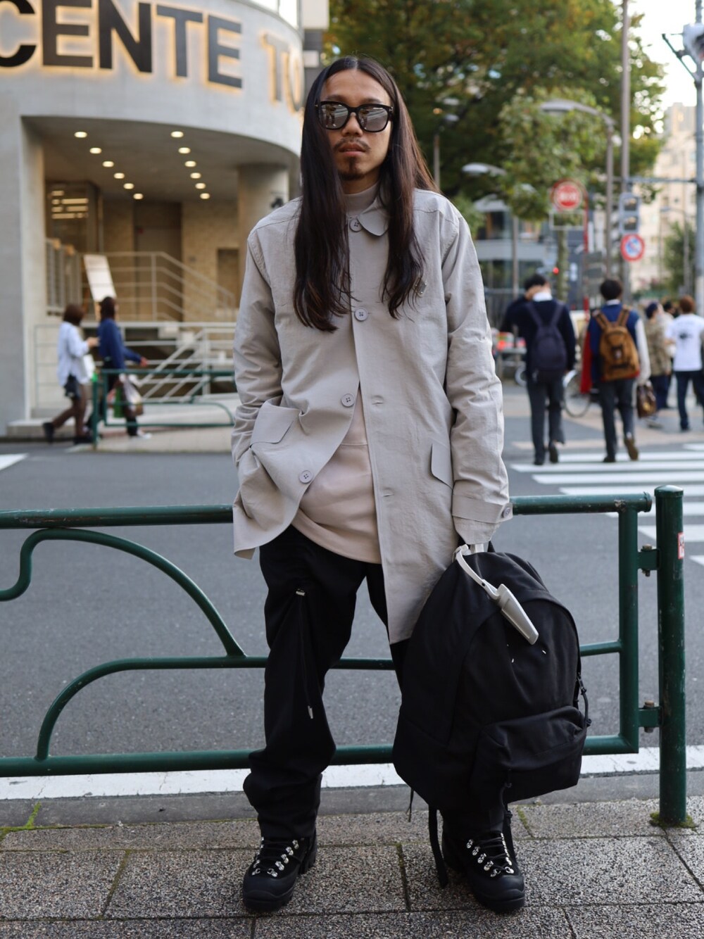 「シンプルコーデ、オトナカジュアル、a-cold-wall、テックウェア、バックパック、トレッキングシューズ、DIEMME、HELIOT EMIL、Maison Margiela、ROYAL FLASH」｜「A-COLD-WALL*のアイテム（ジャケット/アウター、ホワイト系）」を使った、AOKIFLASH‼︎!さん（メンズ・166cm）の秋コーディネートの1枚目の写真