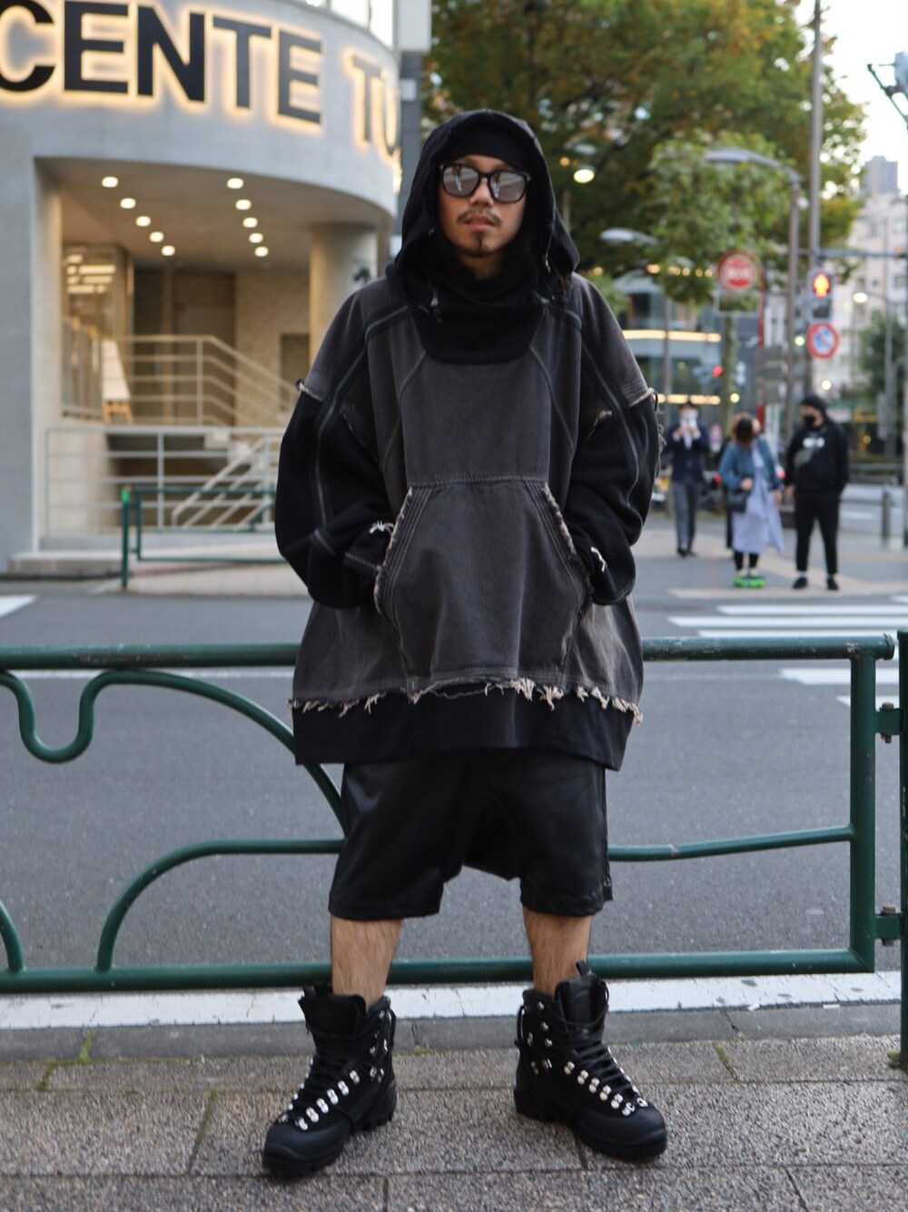「秋服、オーバーサイズ、ストリート、サルエルパンツ、レイヤードスタイル、ストリートMIX、ブラックコーデ、hamcus、HELIOT EMIL、ROYAL FLASH」｜「HAMCUSのアイテム（パーカー、ブラック系）」を使った、AOKIFLASH‼︎!さん（メンズ・166cm）の秋コーディネートの1枚目の写真